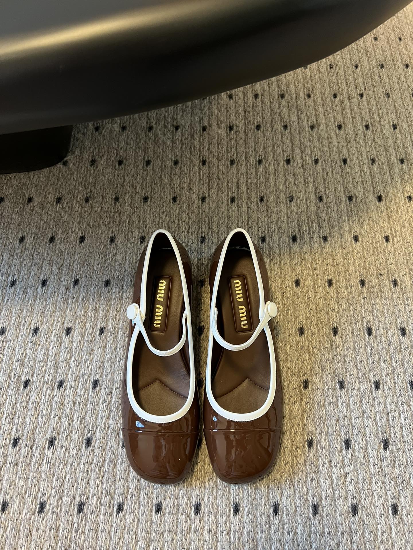 
Miu Miu | 缪缪 2025早春新品钮扣粗跟玛丽珍

专柜主打最新走秀款 蝴蝶结复古玛丽珍粗跟单
