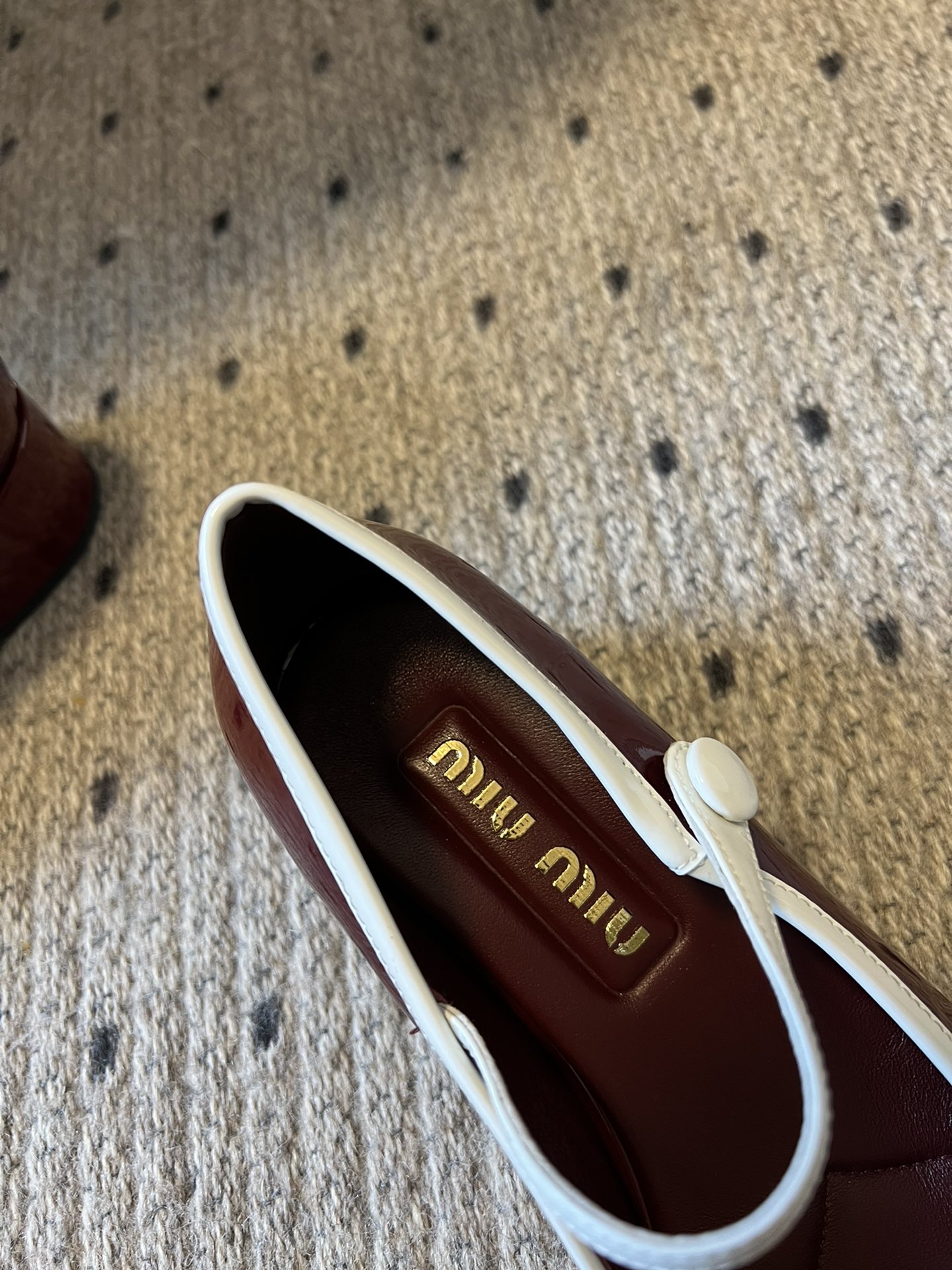 
Miu Miu | 缪缪 2025早春新品钮扣粗跟玛丽珍

专柜主打最新走秀款 蝴蝶结复古玛丽珍粗跟单