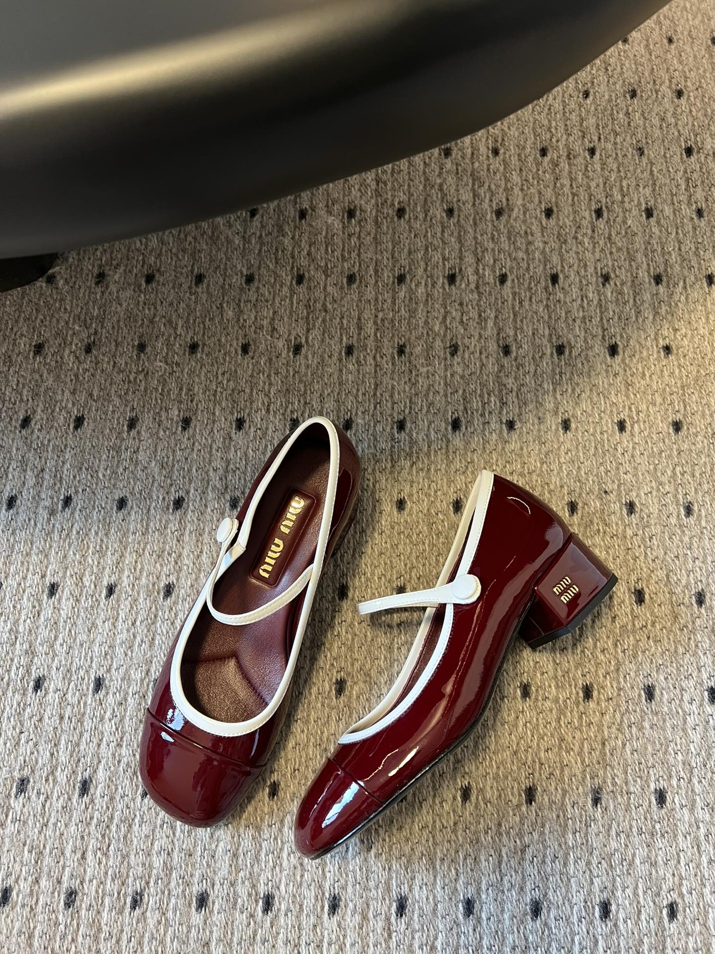 
Miu Miu | 缪缪 2025早春新品钮扣粗跟玛丽珍

专柜主打最新走秀款 蝴蝶结复古玛丽珍粗跟单