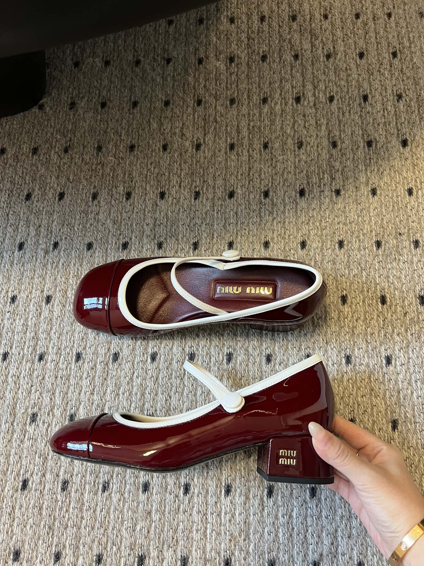 
Miu Miu | 缪缪 2025早春新品钮扣粗跟玛丽珍

专柜主打最新走秀款 蝴蝶结复古玛丽珍粗跟单