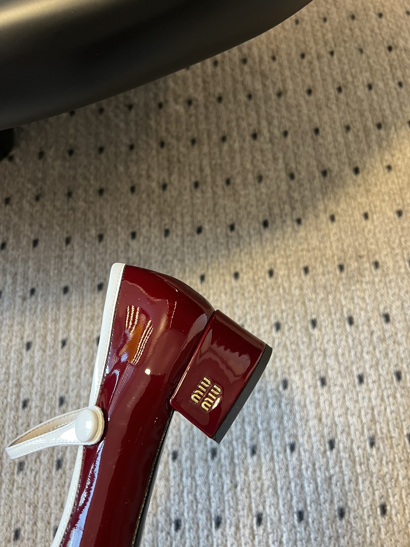 
Miu Miu | 缪缪 2025早春新品钮扣粗跟玛丽珍

专柜主打最新走秀款 蝴蝶结复古玛丽珍粗跟单