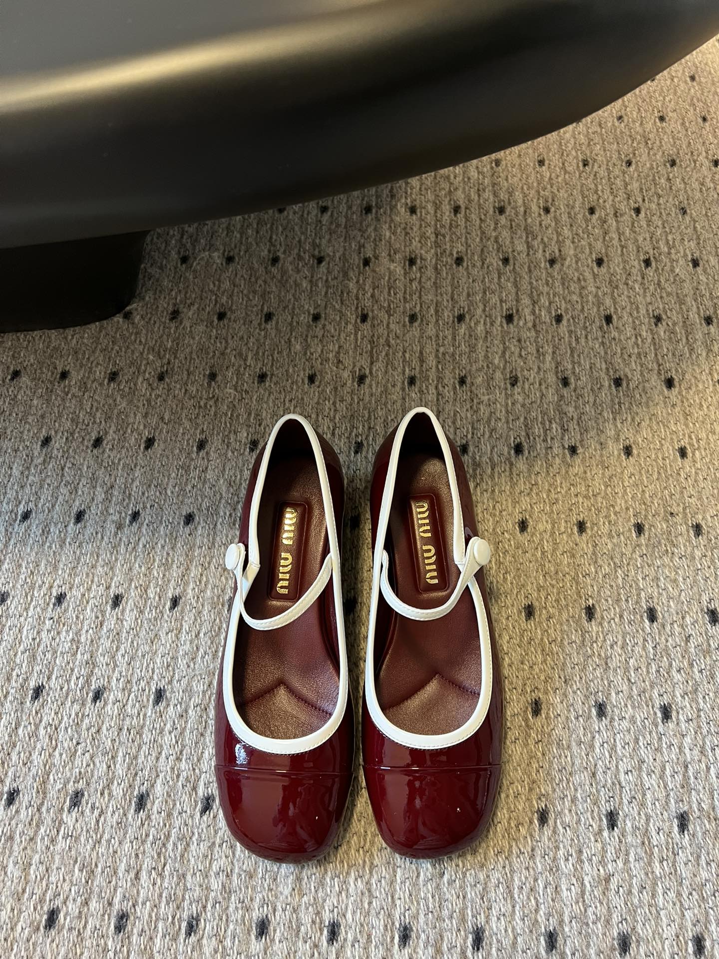 
Miu Miu | 缪缪 2025早春新品钮扣粗跟玛丽珍

专柜主打最新走秀款 蝴蝶结复古玛丽珍粗跟单