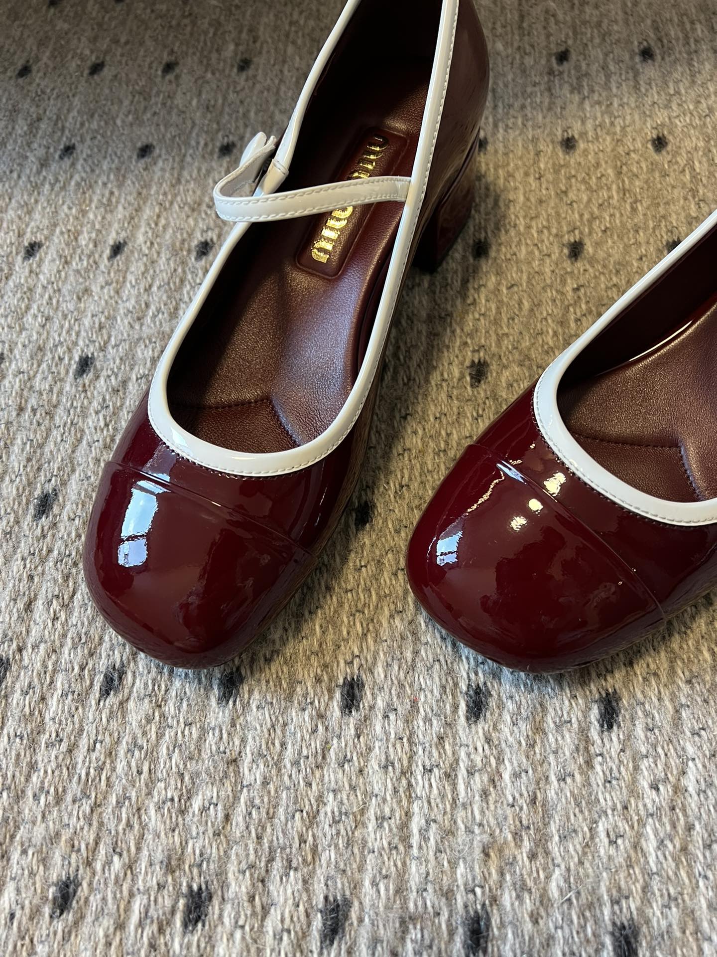 
Miu Miu | 缪缪 2025早春新品钮扣粗跟玛丽珍

专柜主打最新走秀款 蝴蝶结复古玛丽珍粗跟单