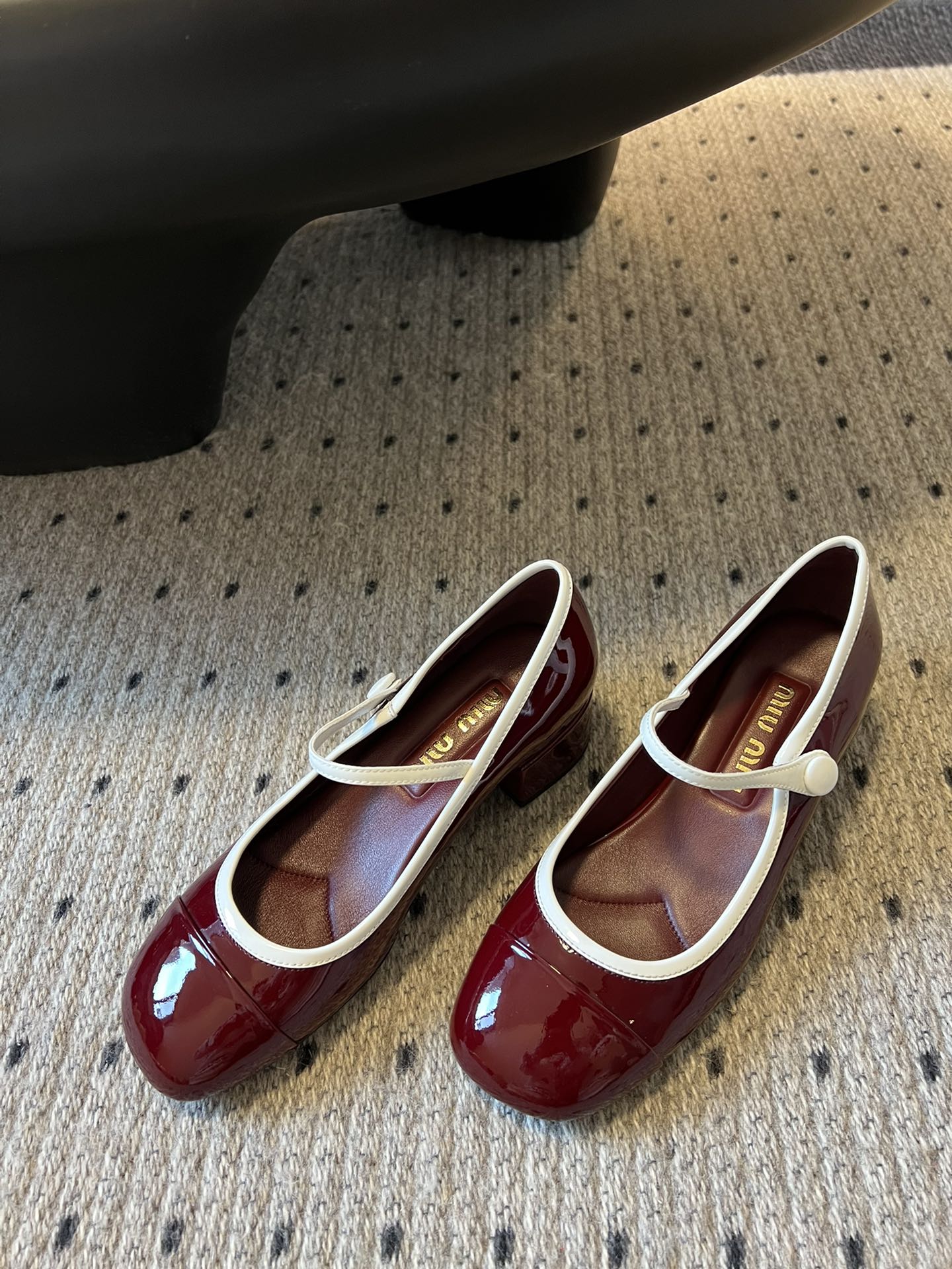 
Miu Miu | 缪缪 2025早春新品钮扣粗跟玛丽珍

专柜主打最新走秀款 蝴蝶结复古玛丽珍粗跟单