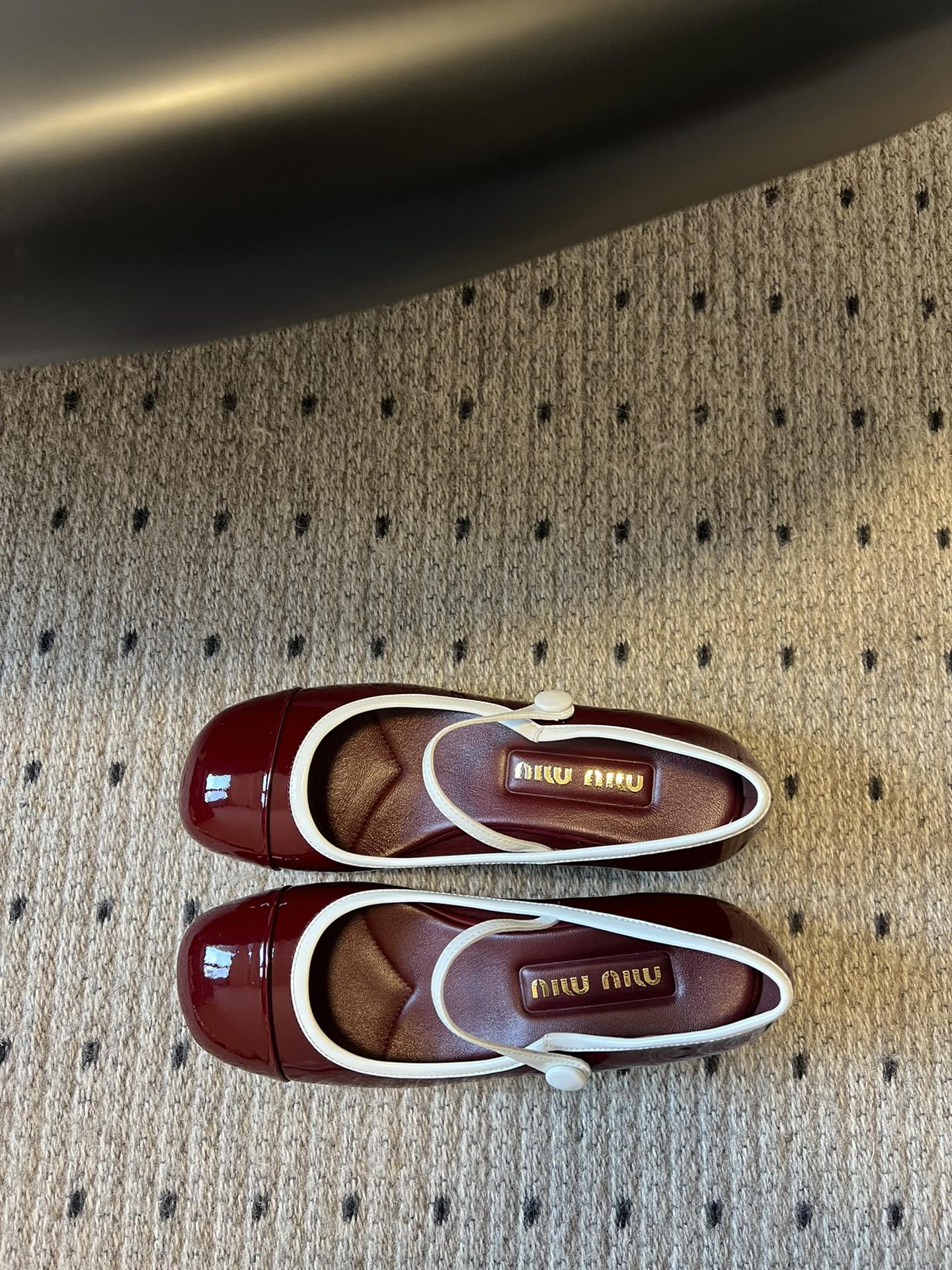 
Miu Miu | 缪缪 2025早春新品钮扣粗跟玛丽珍

专柜主打最新走秀款 蝴蝶结复古玛丽珍粗跟单