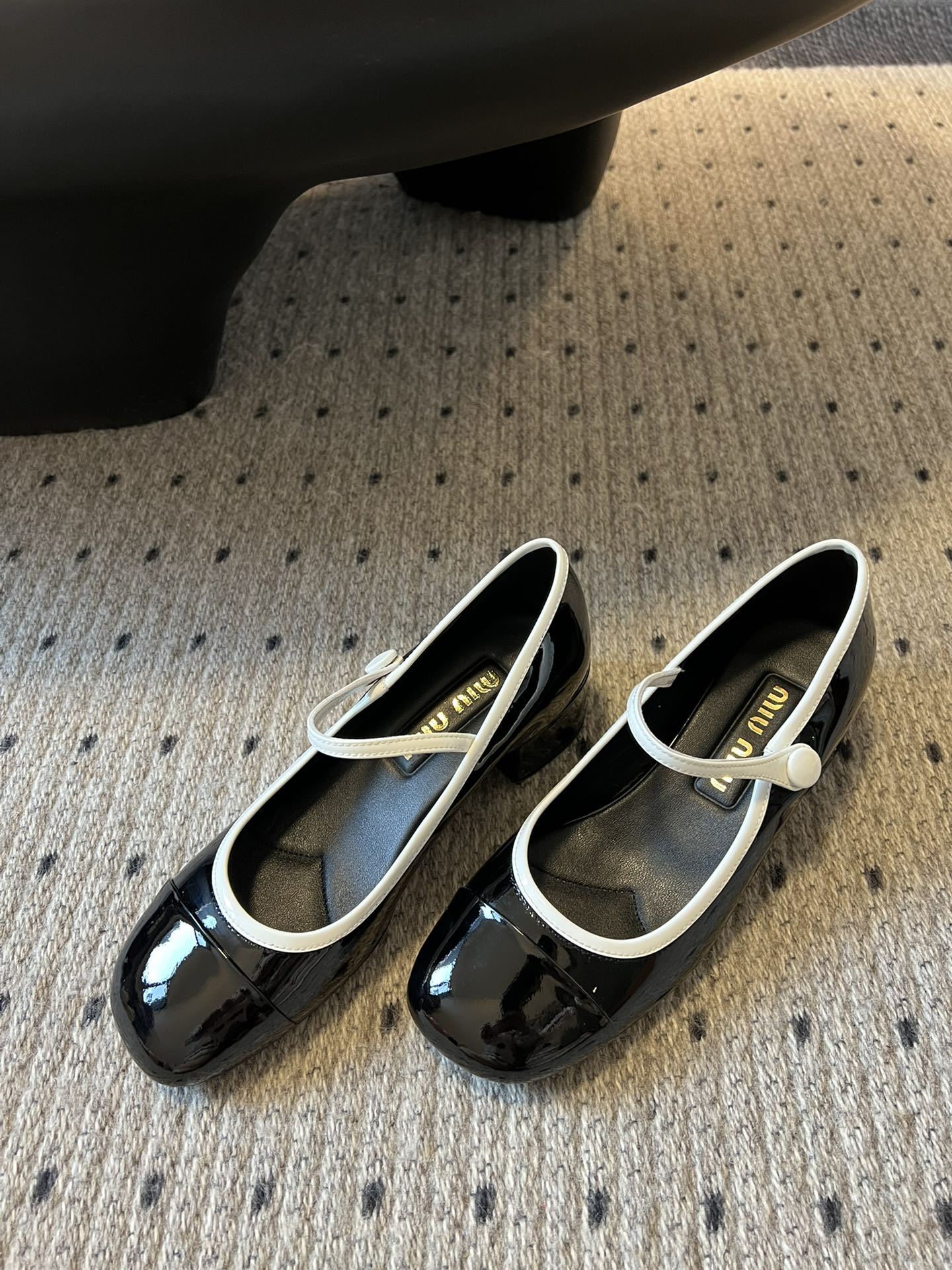 
Miu Miu | 缪缪 2025早春新品钮扣粗跟玛丽珍

专柜主打最新走秀款 蝴蝶结复古玛丽珍粗跟单