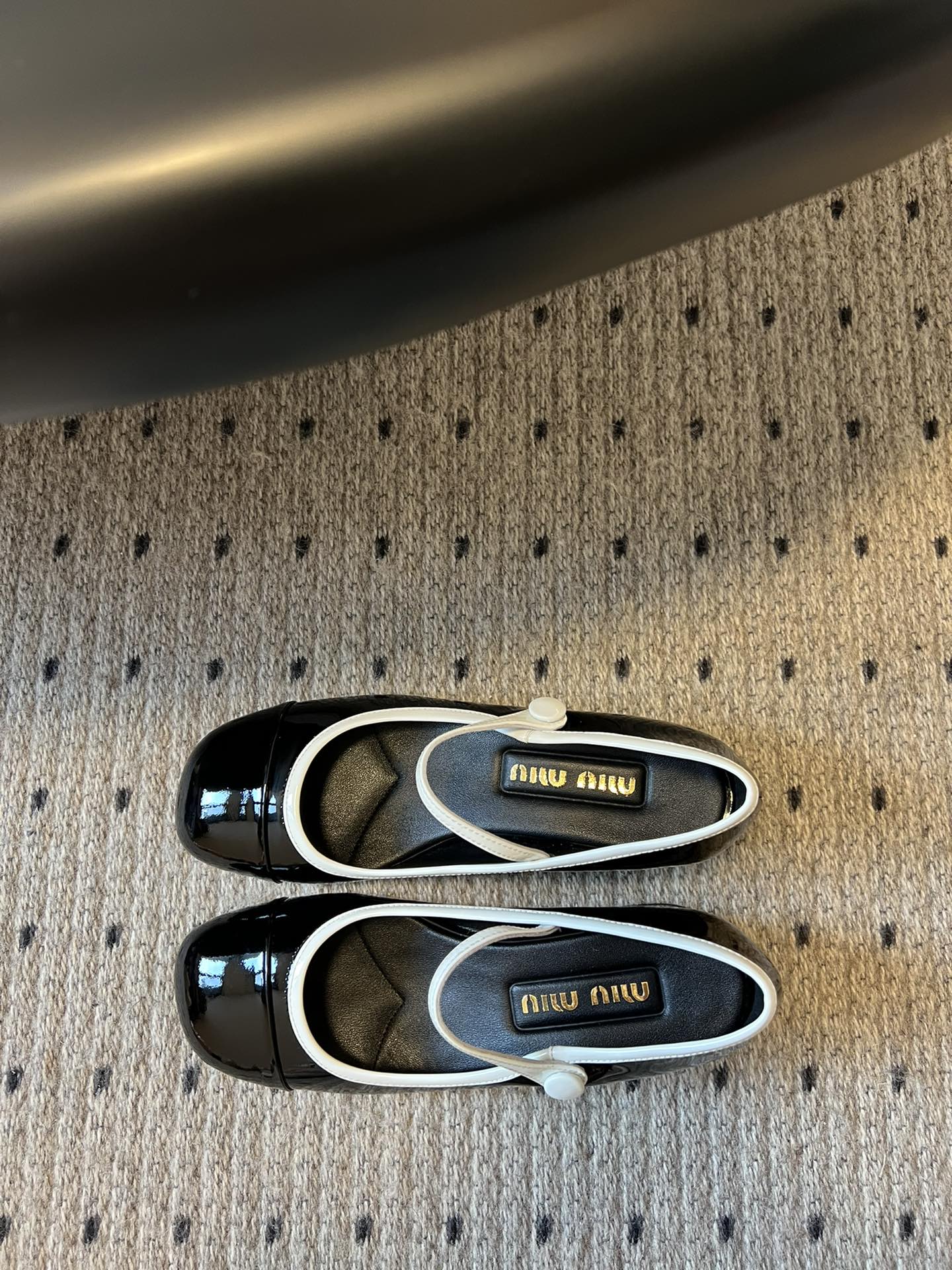 
Miu Miu | 缪缪 2025早春新品钮扣粗跟玛丽珍

专柜主打最新走秀款 蝴蝶结复古玛丽珍粗跟单
