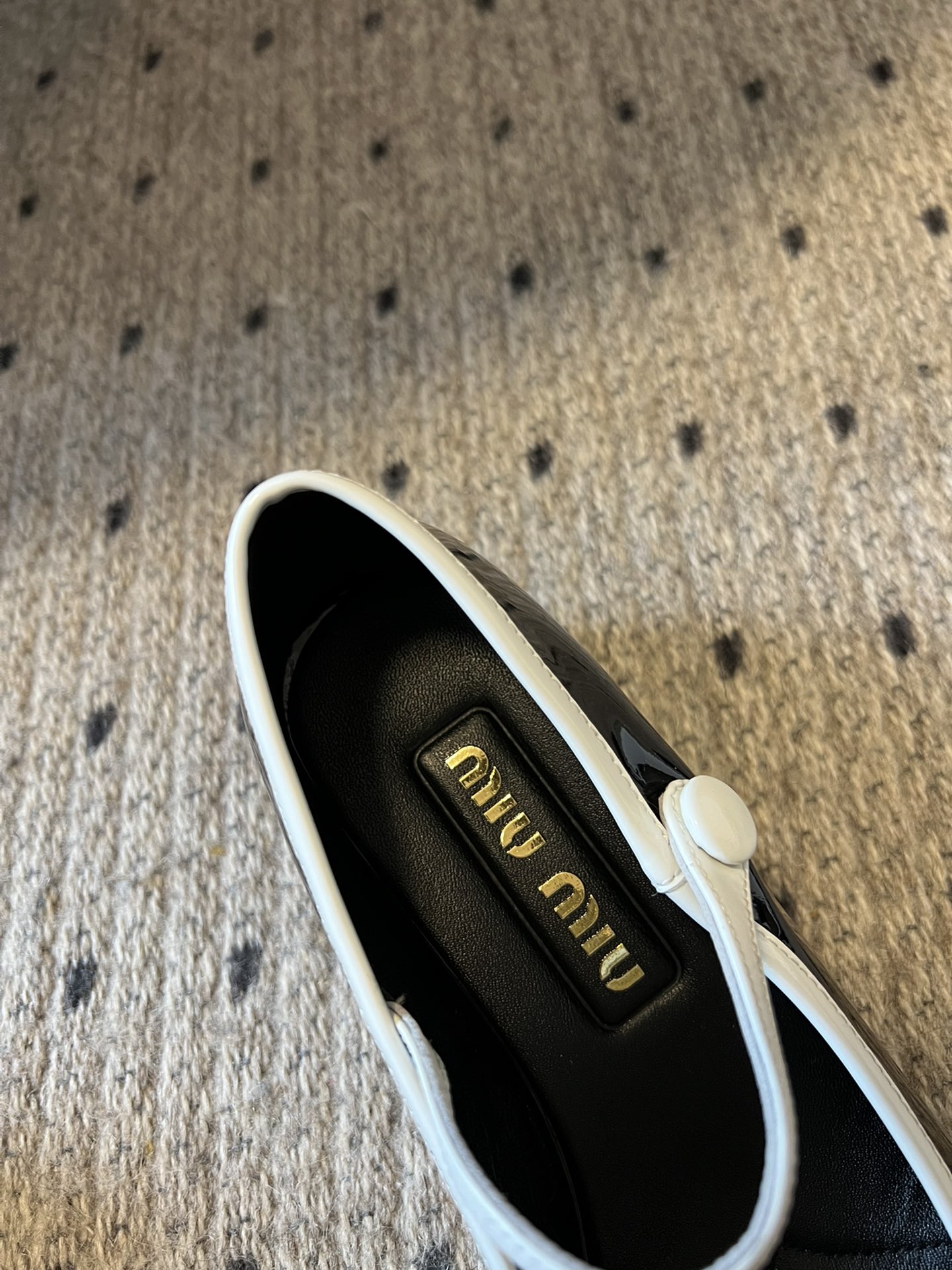 
Miu Miu | 缪缪 2025早春新品钮扣粗跟玛丽珍

专柜主打最新走秀款 蝴蝶结复古玛丽珍粗跟单