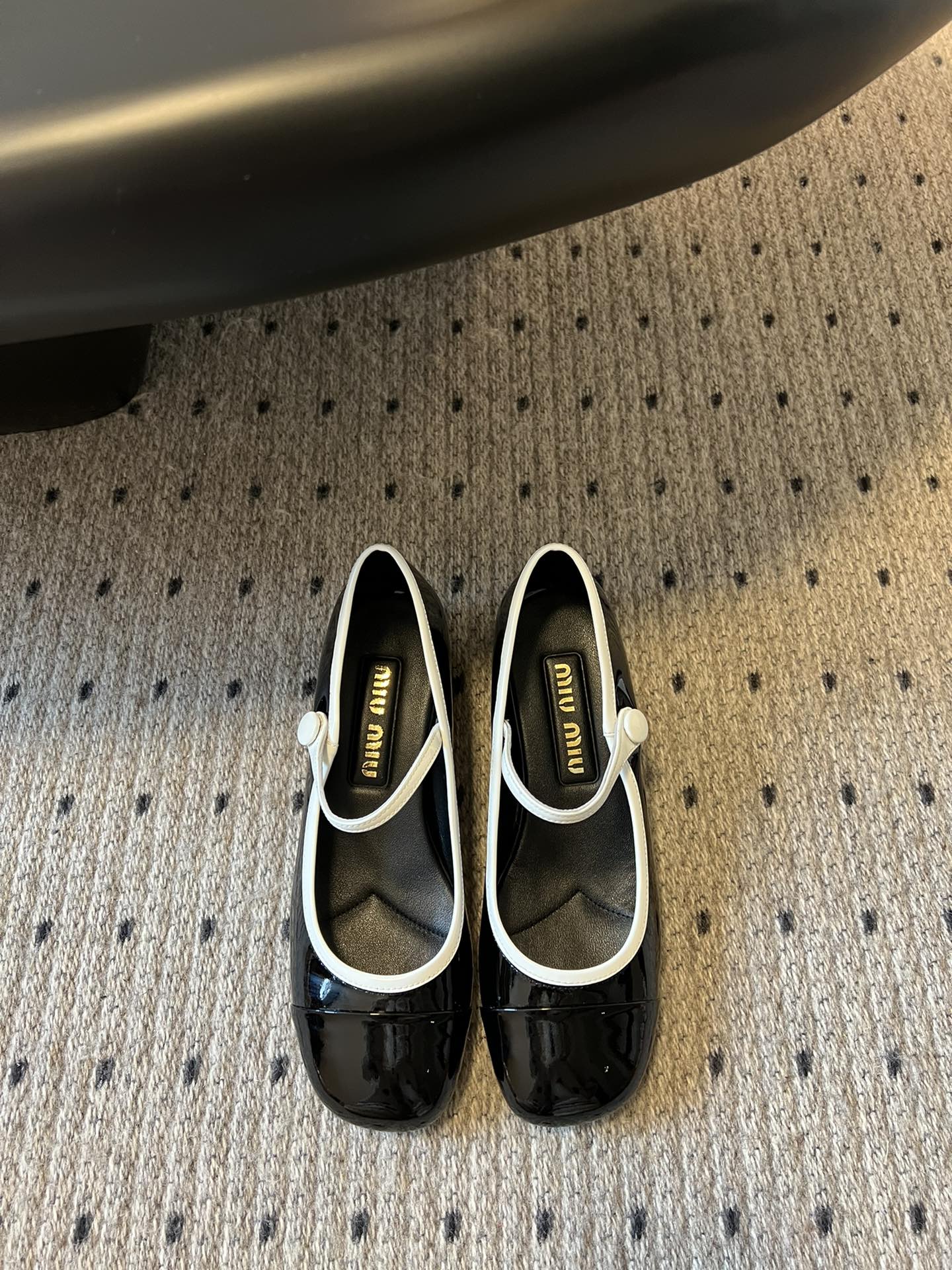 
Miu Miu | 缪缪 2025早春新品钮扣粗跟玛丽珍

专柜主打最新走秀款 蝴蝶结复古玛丽珍粗跟单