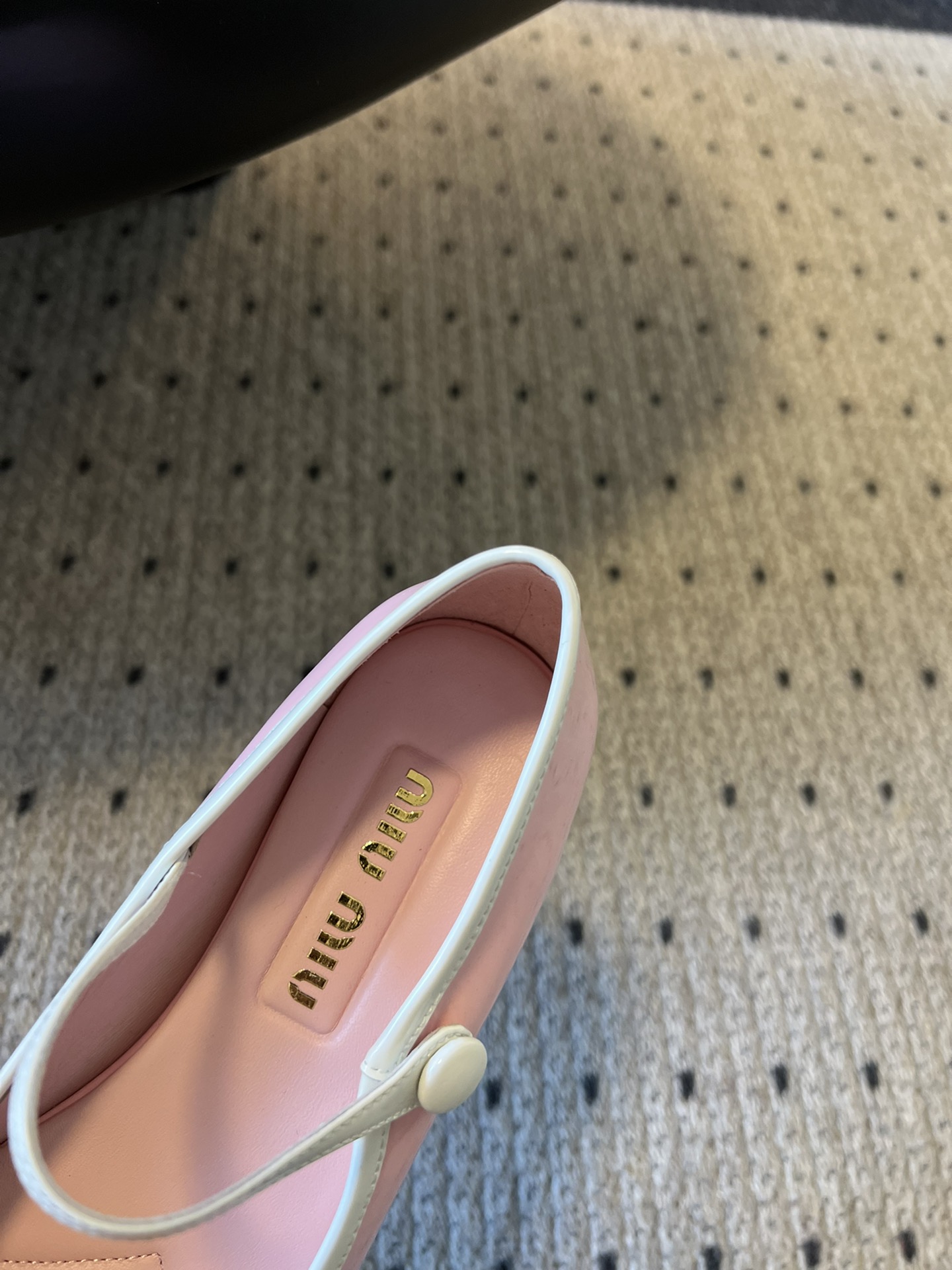 
Miu Miu | 缪缪 2025早春新品钮扣粗跟玛丽珍

专柜主打最新走秀款 蝴蝶结复古玛丽珍粗跟单