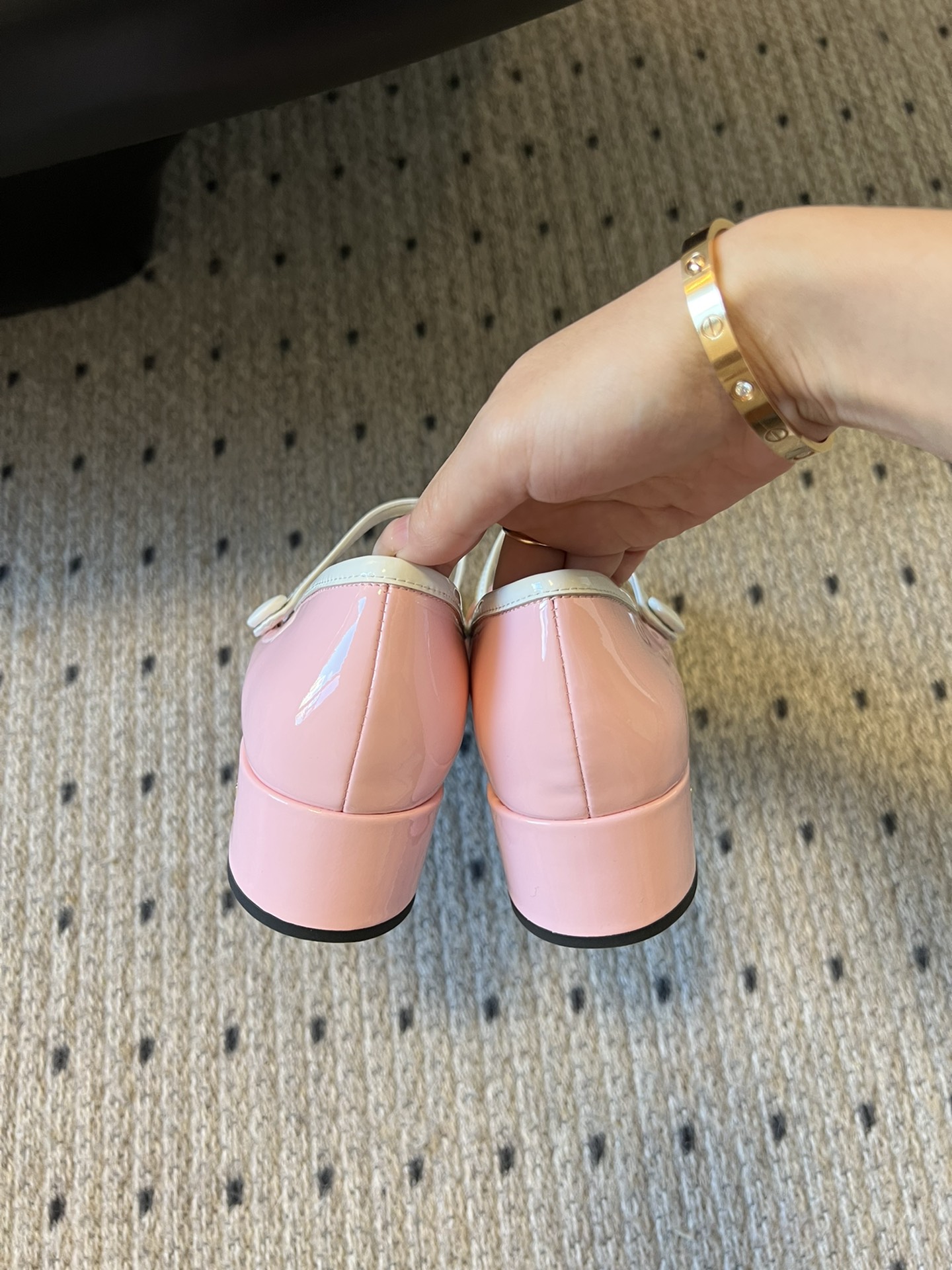 
Miu Miu | 缪缪 2025早春新品钮扣粗跟玛丽珍

专柜主打最新走秀款 蝴蝶结复古玛丽珍粗跟单