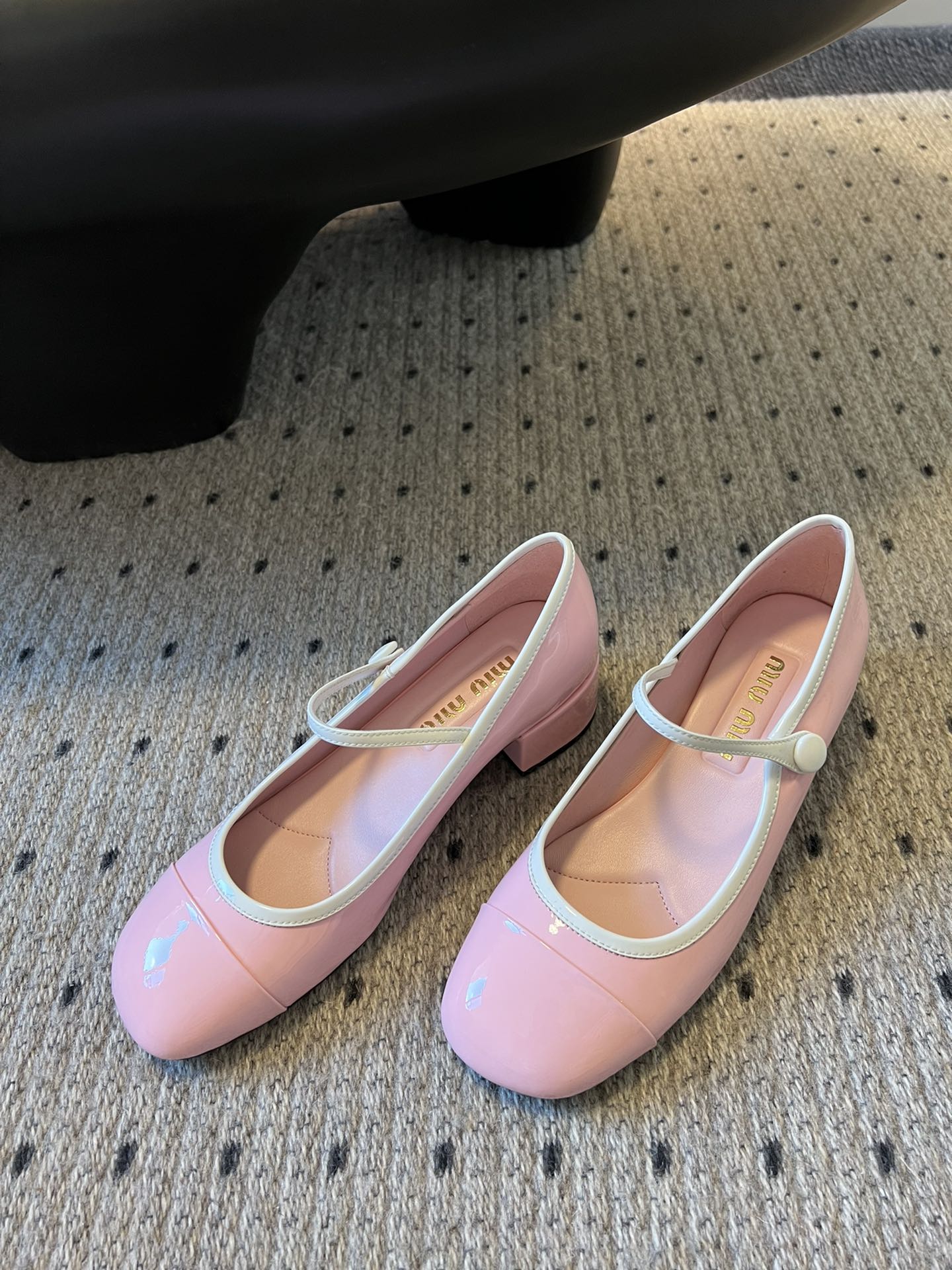 
Miu Miu | 缪缪 2025早春新品钮扣粗跟玛丽珍

专柜主打最新走秀款 蝴蝶结复古玛丽珍粗跟单