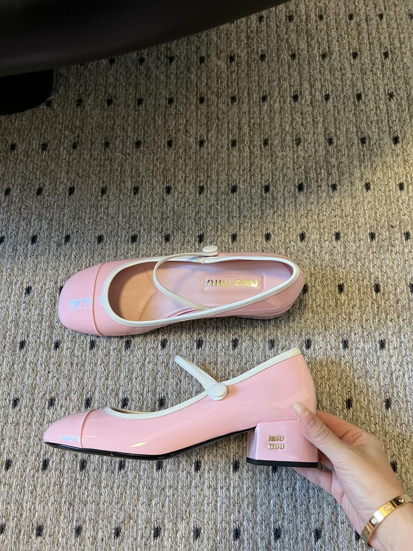 
Miu Miu | 缪缪 2025早春新品钮扣粗跟玛丽珍

专柜主打最新走秀款 蝴蝶结复古玛丽珍粗跟单