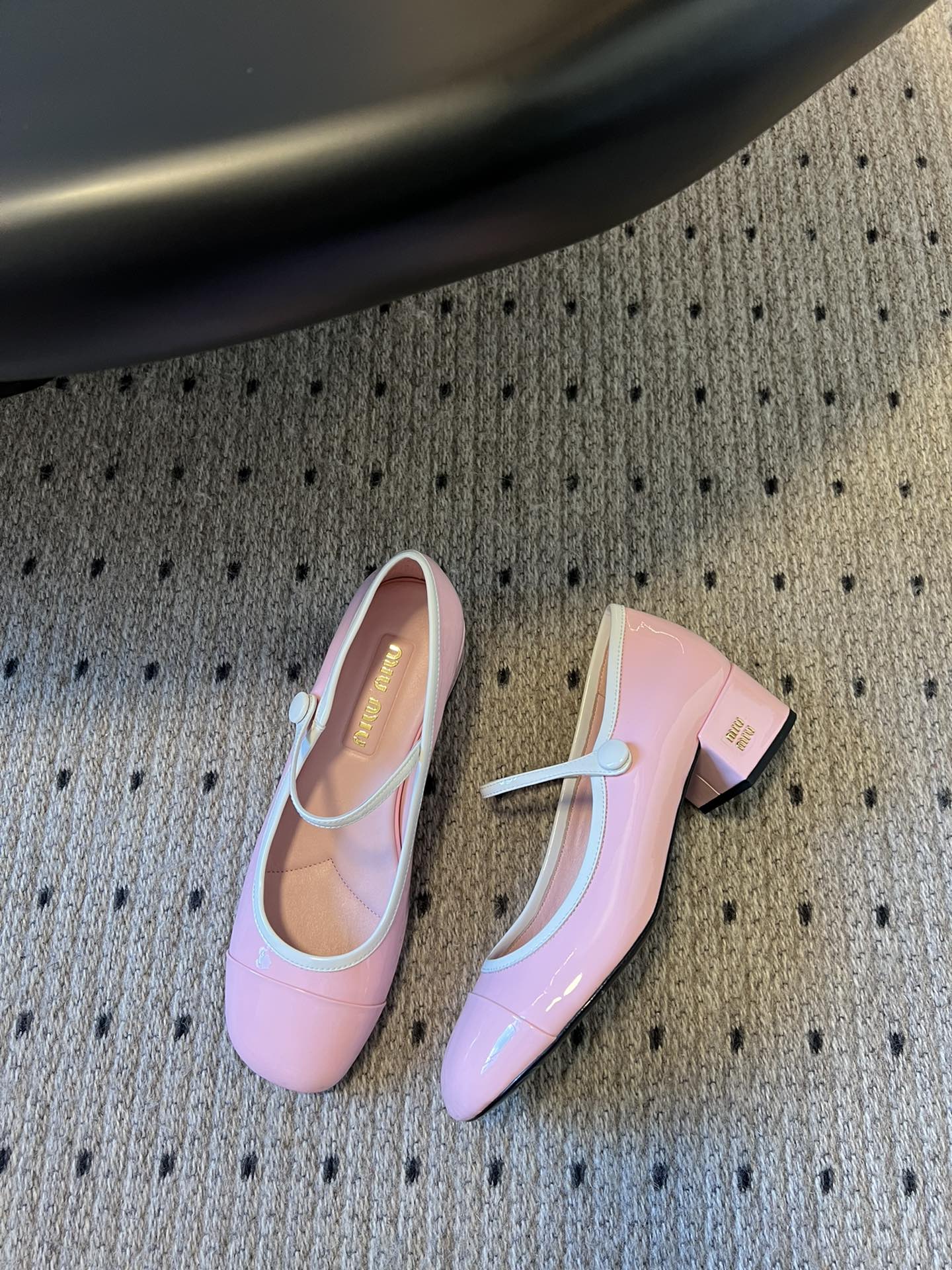 
Miu Miu | 缪缪 2025早春新品钮扣粗跟玛丽珍

专柜主打最新走秀款 蝴蝶结复古玛丽珍粗跟单