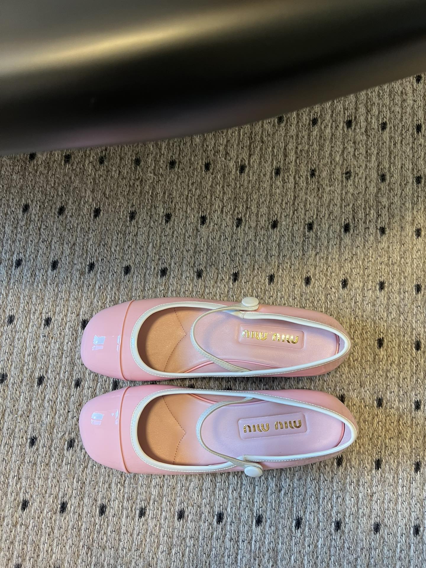
Miu Miu | 缪缪 2025早春新品钮扣粗跟玛丽珍

专柜主打最新走秀款 蝴蝶结复古玛丽珍粗跟单