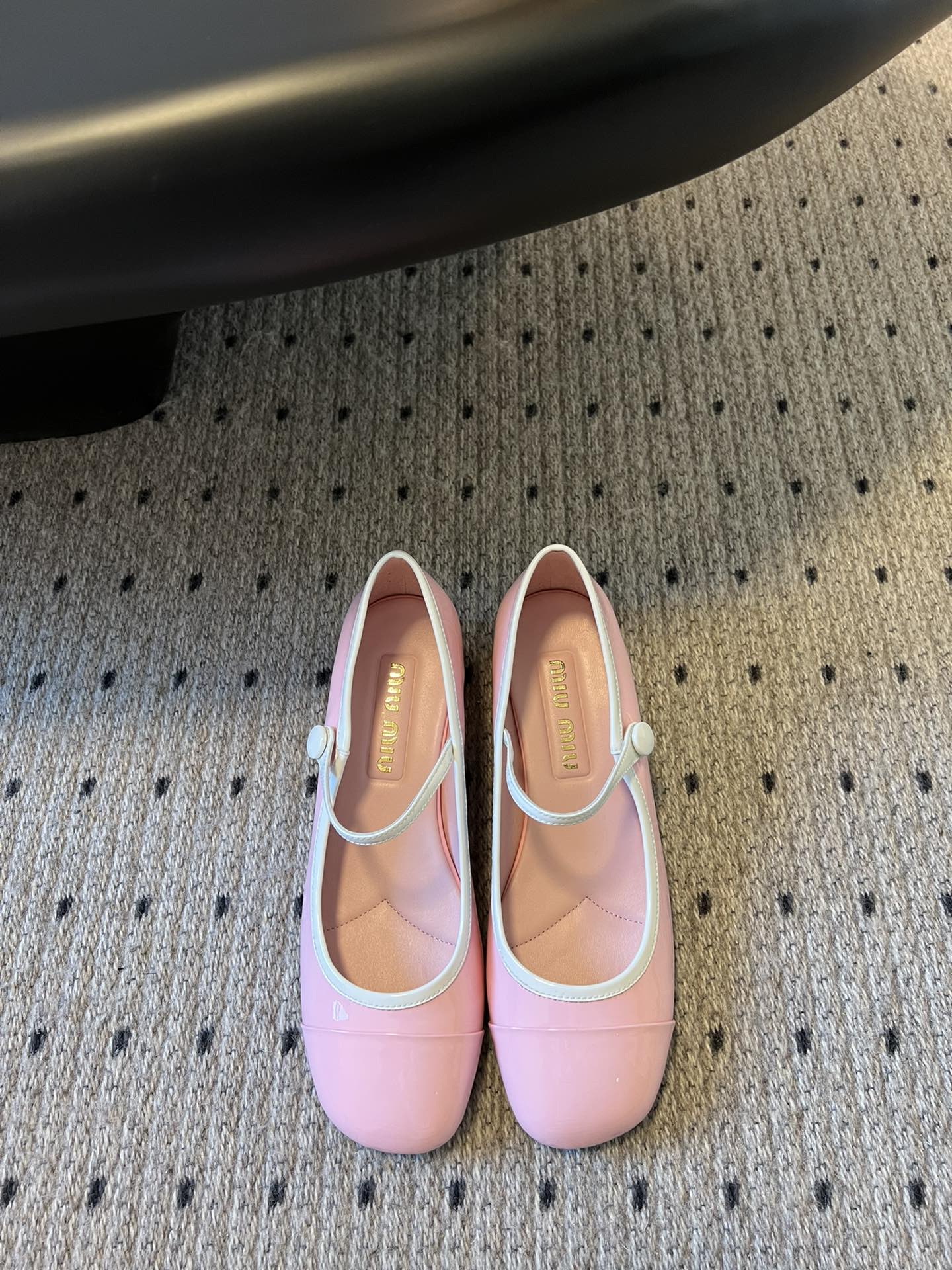 
Miu Miu | 缪缪 2025早春新品钮扣粗跟玛丽珍

专柜主打最新走秀款 蝴蝶结复古玛丽珍粗跟单