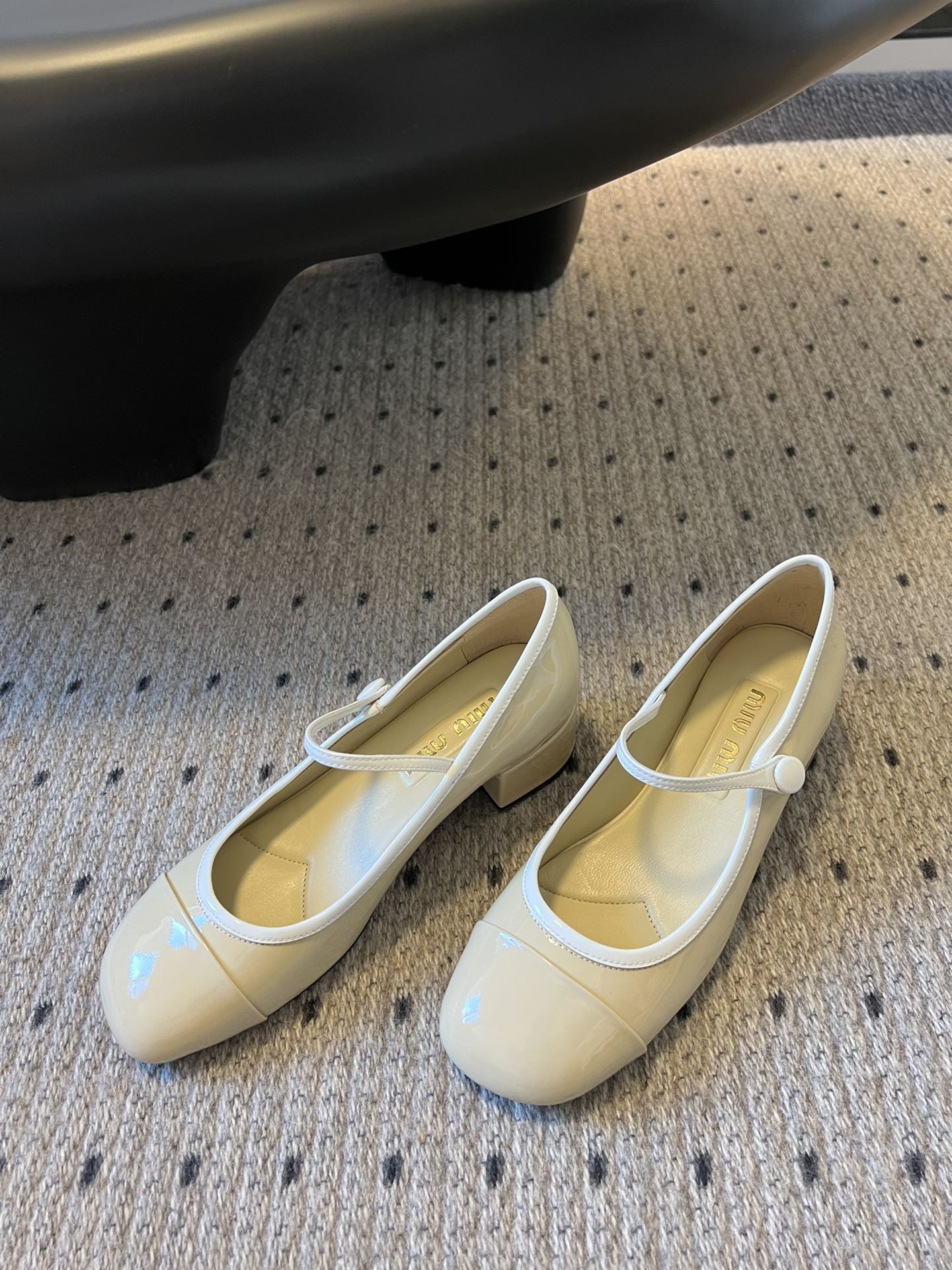 
Miu Miu | 缪缪 2025早春新品钮扣粗跟玛丽珍

专柜主打最新走秀款 蝴蝶结复古玛丽珍粗跟单