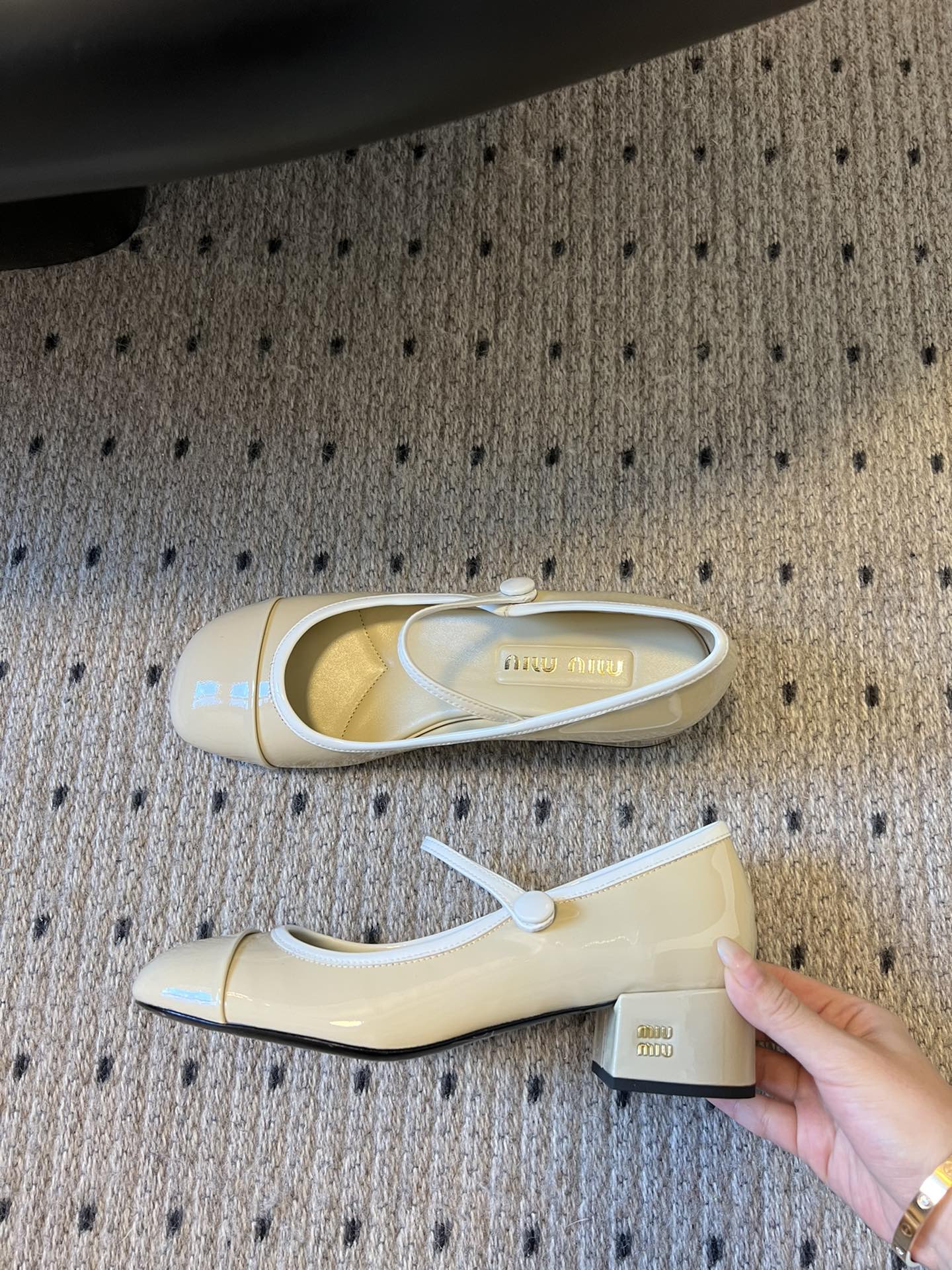 
Miu Miu | 缪缪 2025早春新品钮扣粗跟玛丽珍

专柜主打最新走秀款 蝴蝶结复古玛丽珍粗跟单