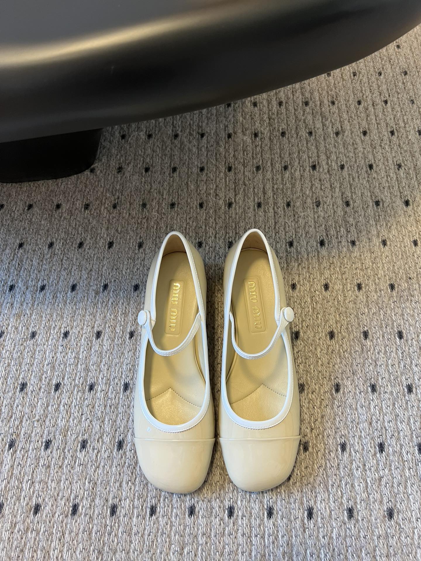 
Miu Miu | 缪缪 2025早春新品钮扣粗跟玛丽珍

专柜主打最新走秀款 蝴蝶结复古玛丽珍粗跟单