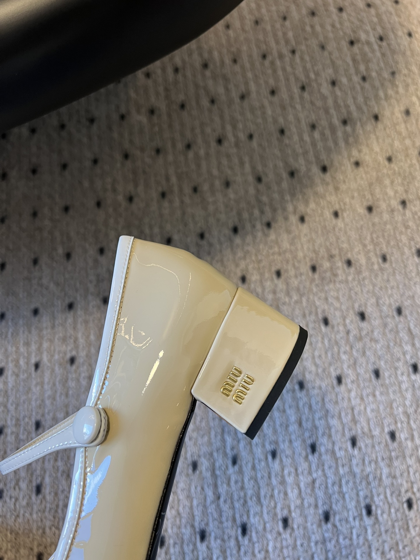 
Miu Miu | 缪缪 2025早春新品钮扣粗跟玛丽珍

专柜主打最新走秀款 蝴蝶结复古玛丽珍粗跟单