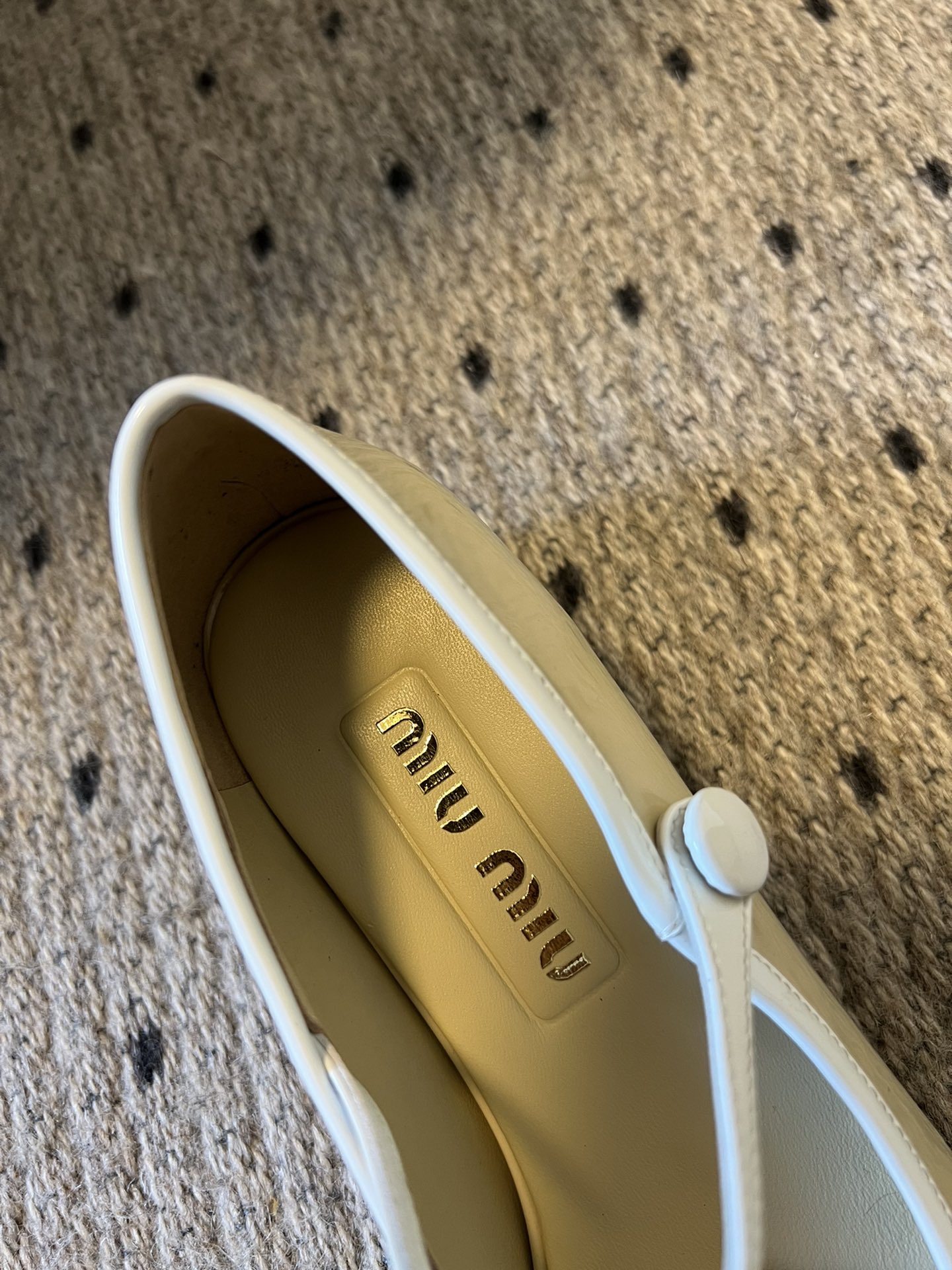 
Miu Miu | 缪缪 2025早春新品钮扣粗跟玛丽珍

专柜主打最新走秀款 蝴蝶结复古玛丽珍粗跟单