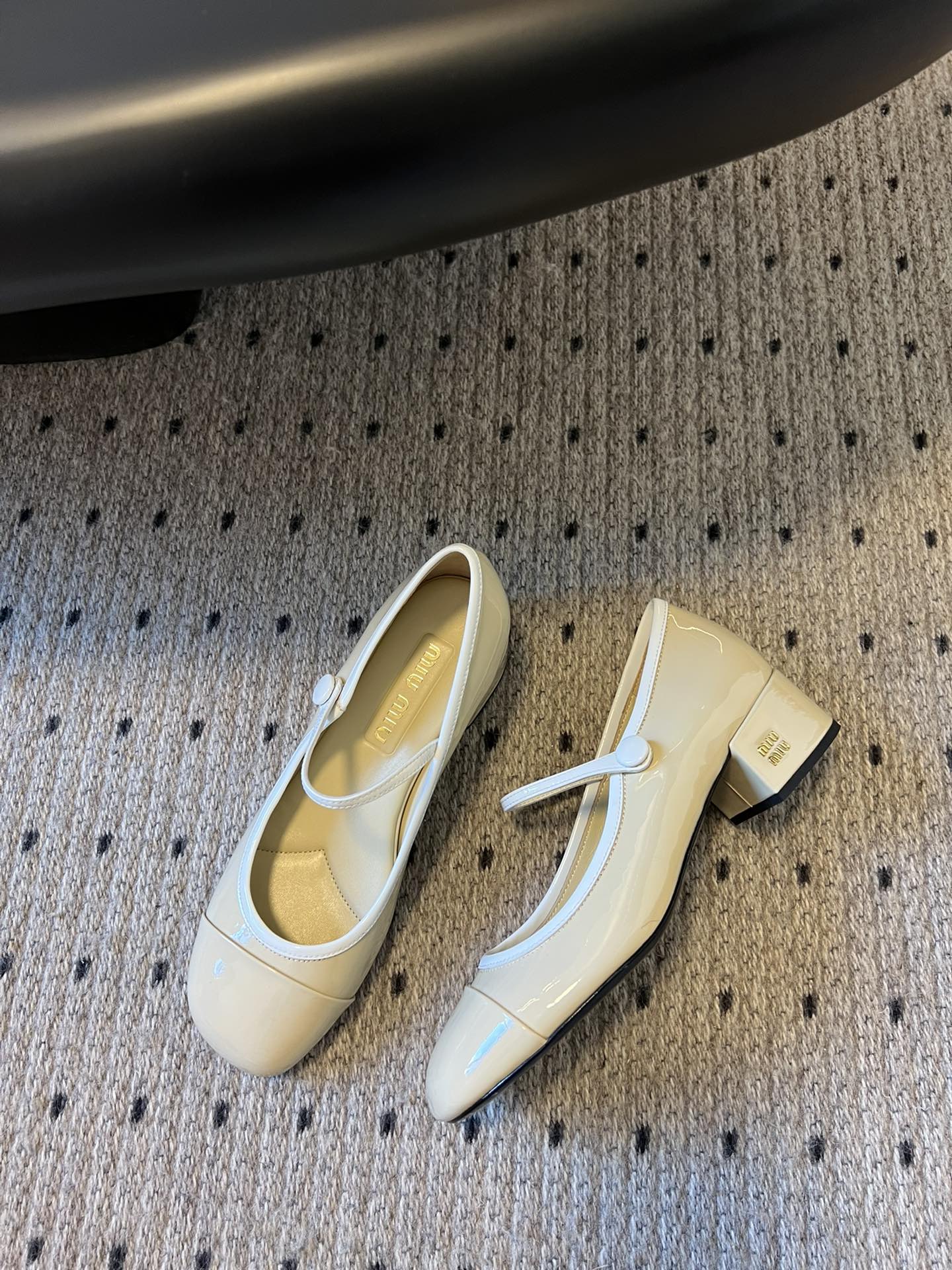 
Miu Miu | 缪缪 2025早春新品钮扣粗跟玛丽珍

专柜主打最新走秀款 蝴蝶结复古玛丽珍粗跟单