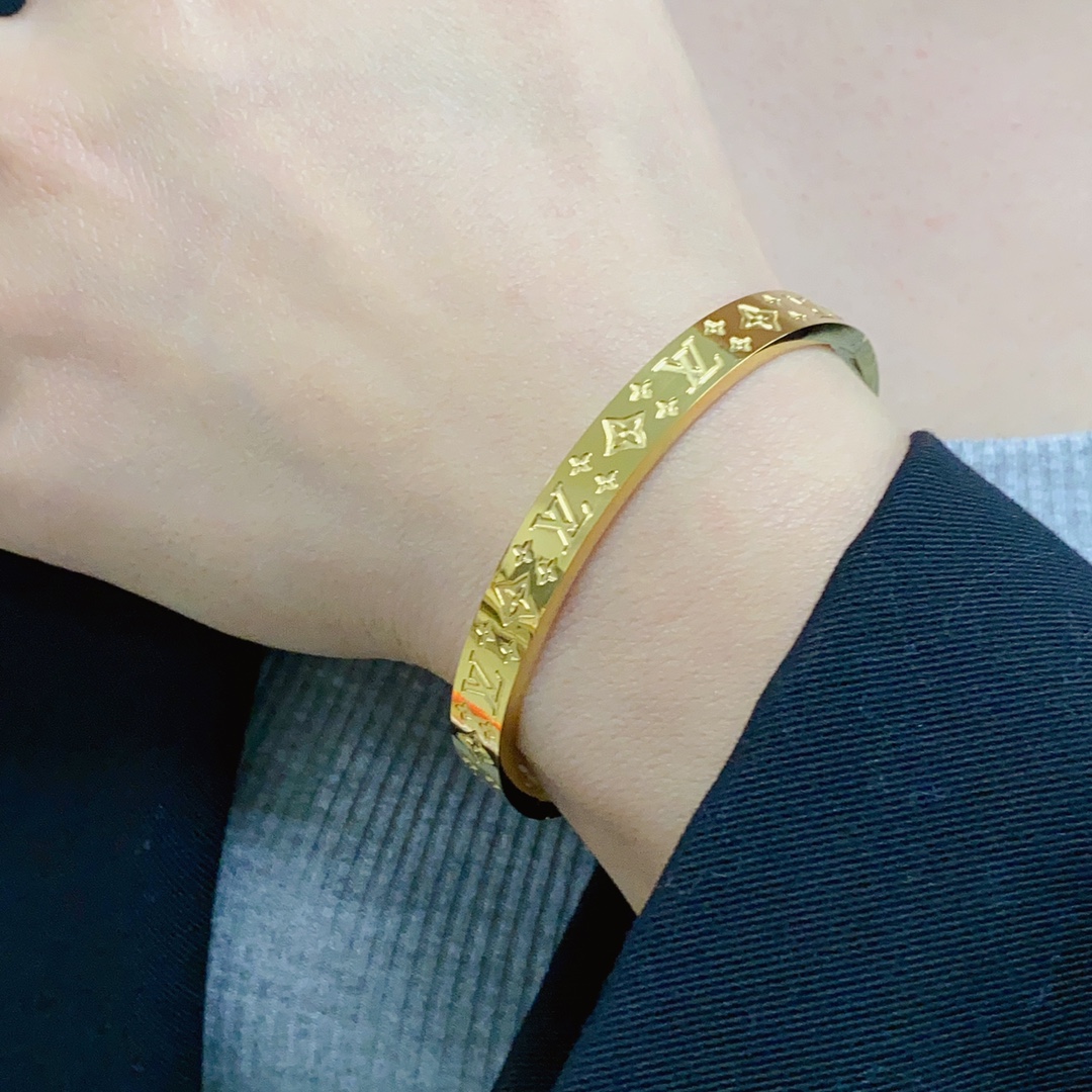 NO:113792,New product, original single product, LV letter engraving narrow version with logo bracelet Louis Vuitton, Louis Vuitton, counter consistent material, hot products shipped, unique design, retro avant-garde. The bracelet 14K seiko color protection version has been loved by MM since its launch. Every color has its unique brilliance!  The effect is very good!  The smallest one!  More durable than ordinary models, beautiful skin tone, fine jewelry, louis vuitton, louis vuitton, louis vuitton, bracelet19860909新品 原单货 LV字母雕刻窄版带logo手镯Louis Vuitton 路易威登 专柜一致材质 火爆款出货 设计独特 复古前卫.手镯14K精工保色版 从上市以来一直深受MM喜爱每一种颜色都有它独一无二的光彩！上手效果非常好看！最细小的一款！比普通款更耐看显肤色白皙,饰品精品,louis vuitton,louis vuitton,louis vuitton,bracelet,Jewelry