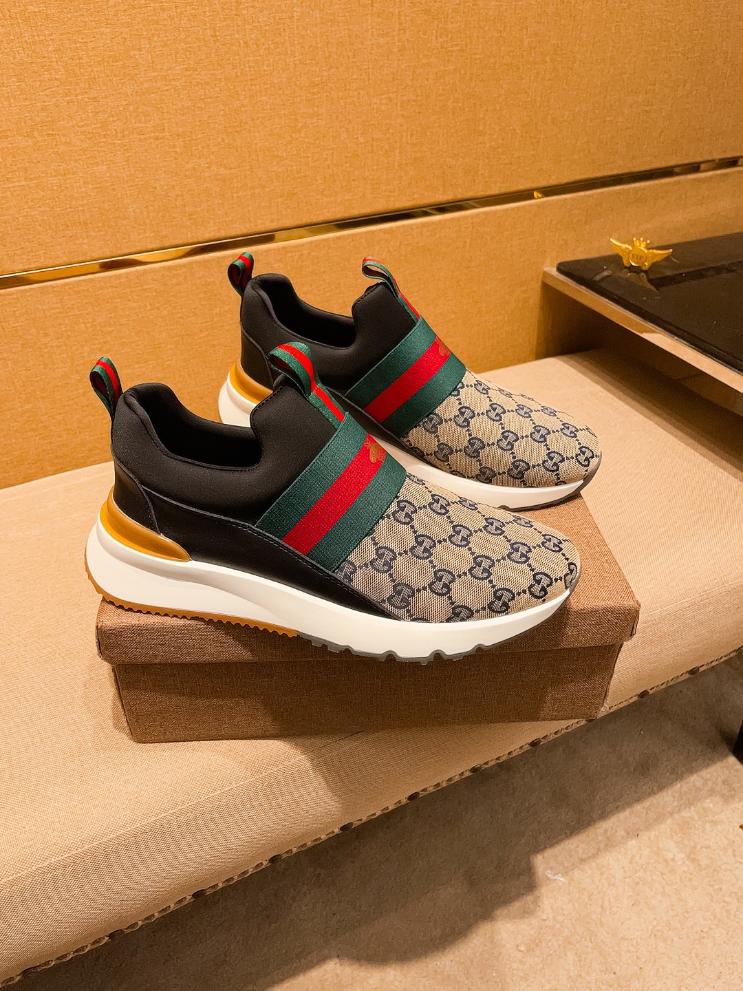 NO:744934,[Gucci] The latest masterpiece of the high-end men's shoe brand official website 11, the upper is made of the original Italian official website special technical cloth fabric with first-layer cowhide. The original comfortable and breathable lining is made of the original designated non-slip outsole, making walking more convenient and comfortable!  Exclusive new model, stunning work, Midea 11 replica [color] compared with official quality!  Create a fashionable personality to set off your uniqueness!  A must-have for trendy men! , Size: 38-44. Color. Multiple colors available,,cowhide19860909【古奇】男鞋高端品牌 官网11最新力作鞋面采用意大利官网原版专用科技布面料搭配头层牛皮 原版舒适透气内里原版指定防滑大底制作让行走更加便捷舒适！独家新款,惊世之作,与官方的质量相比美的11复刻[色]！打造时尚个性衬托你的与众不同！潮男必备! ,尺码:38－44.颜色.多色可选,,cowhide,Men's shoes