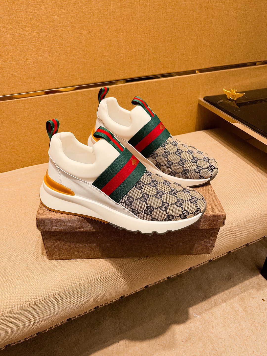 NO:346545,[Guqi] High-end men's shoes brand. The latest masterpiece upper is made of Italian official website original special technology fabric with top layer cowhide. The original comfortable and breathable inner lining is made of original designated anti-slip sole to make walking more convenient and comfortable!  Exclusive new style, amazing work, beautiful 11 ​​replica [color] compared to the official quality!  Create a fashionable personality to set off your uniqueness!  Must-have for trendy men!, Size: 38-44. Color. Multi-color available, cowhide19860909【古奇】男鞋高端品牌 官网11最新力作鞋面采用意大利官网原版专用科技布面料搭配头层牛皮 原版舒适透气内里原版指定防滑大底制作让行走更加便捷舒适！独家新款,惊世之作,与官方的质量相比美的11复刻[色]！打造时尚个性衬托你的与众不同！潮男必备! ,尺码:38－44.颜色.多色可选,,cowhide,Men's shoes