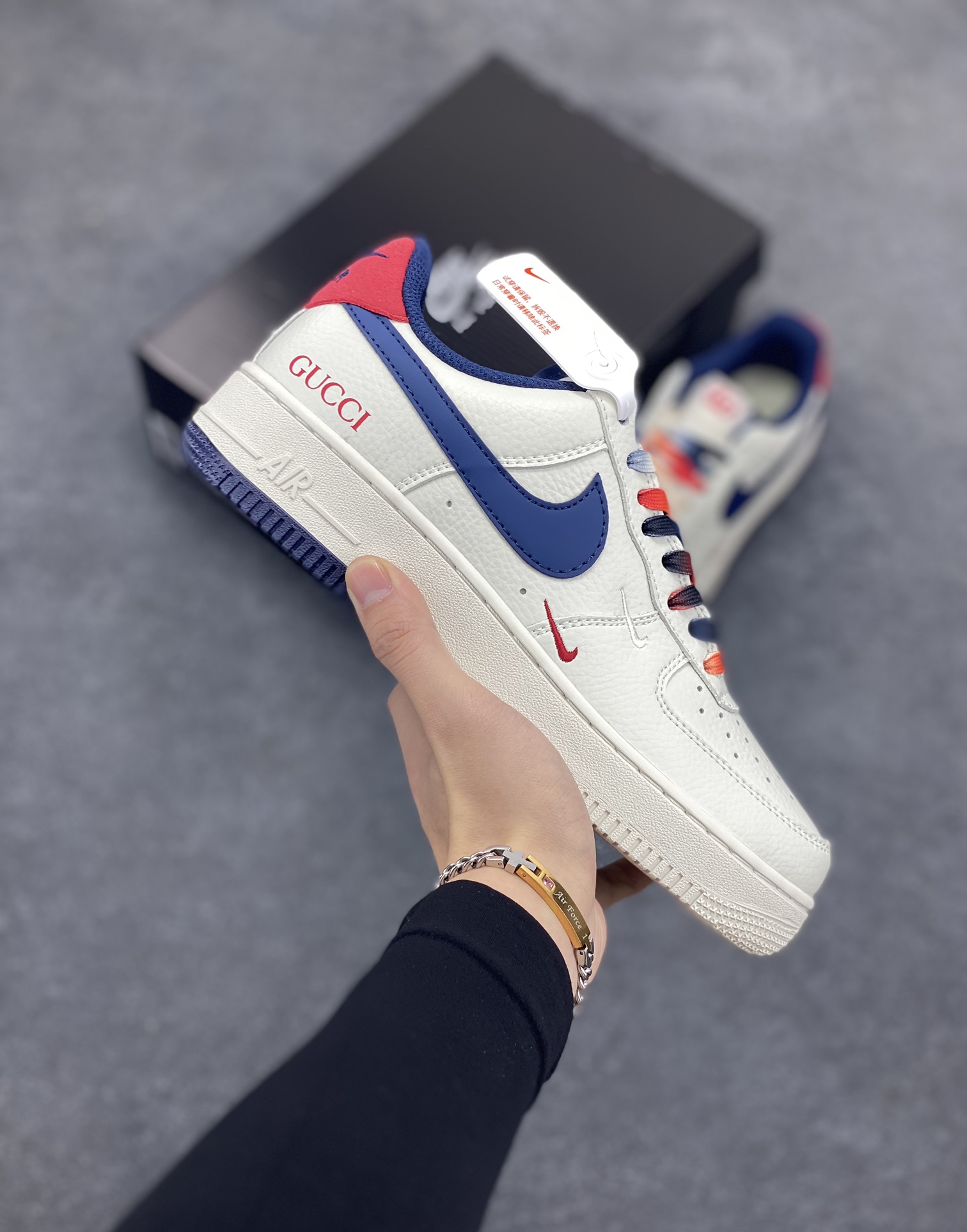 Nike Air Force 1 ’07 Low 空军一号低帮百搭休闲运动板鞋。柔软、弹性十足的缓震性能和出色的中底设计，横跨复古与现代的外型结合，造就出风靡全球三十多年的Force 1，直到今天还深受青睐 货号：FV8106-361 尺码：36 37.5 38 39 40 41 42 43 44 45-选品中心