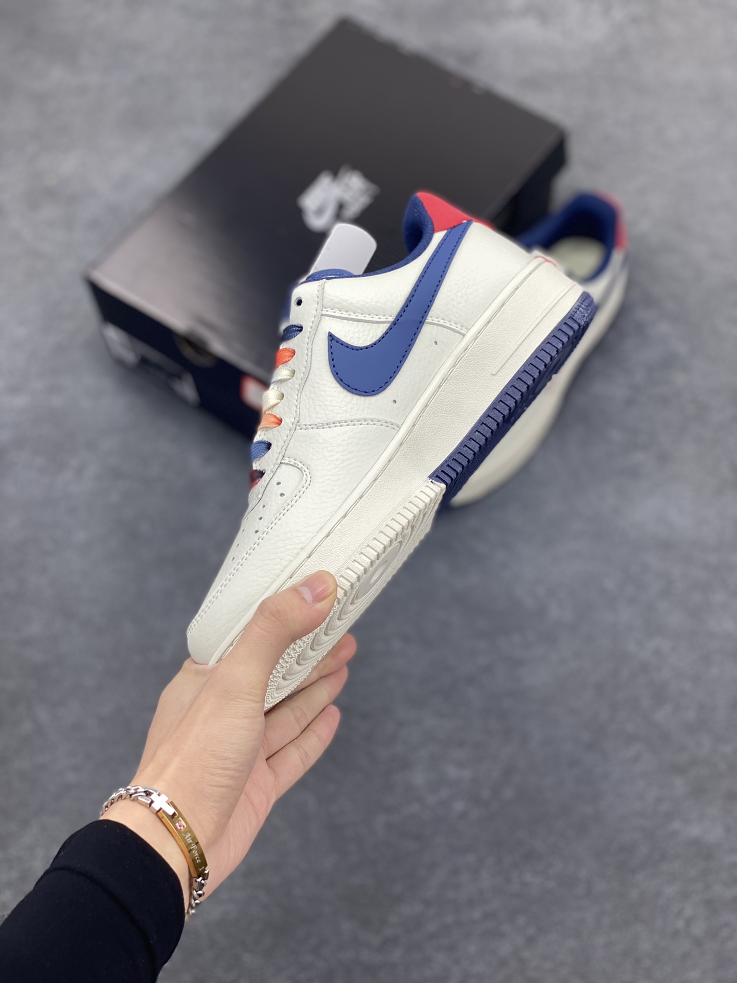 图片[3]-Nike Air Force 1 ’07 Low 空军一号低帮百搭休闲运动板鞋。柔软、弹性十足的缓震性能和出色的中底设计，横跨复古与现代的外型结合，造就出风靡全球三十多年的Force 1，直到今天还深受青睐 货号：FV8106-361 尺码：36 37.5 38 39 40 41 42 43 44 45-选品中心