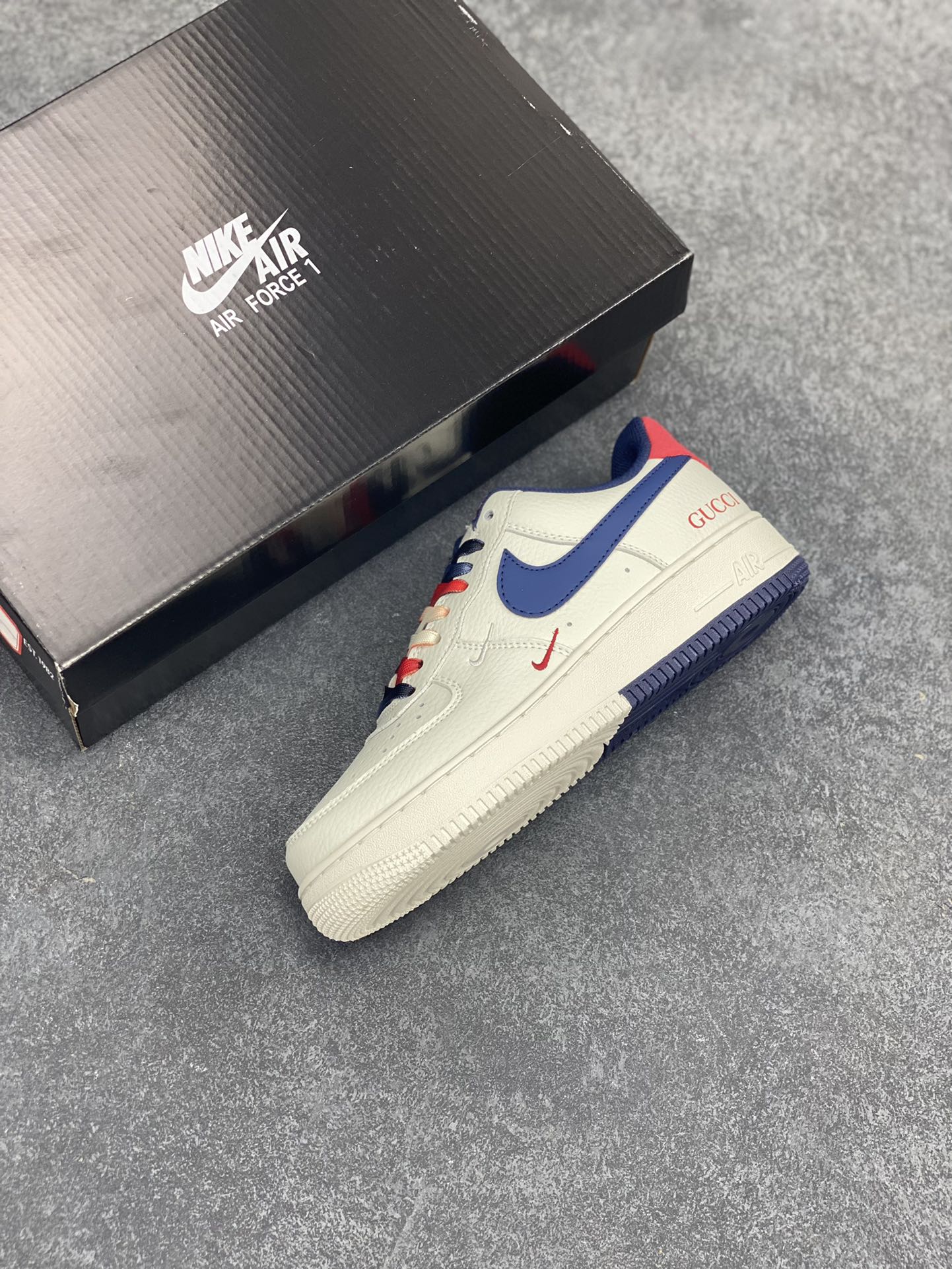 图片[7]-Nike Air Force 1 ’07 Low 空军一号低帮百搭休闲运动板鞋。柔软、弹性十足的缓震性能和出色的中底设计，横跨复古与现代的外型结合，造就出风靡全球三十多年的Force 1，直到今天还深受青睐 货号：FV8106-361 尺码：36 37.5 38 39 40 41 42 43 44 45-选品中心