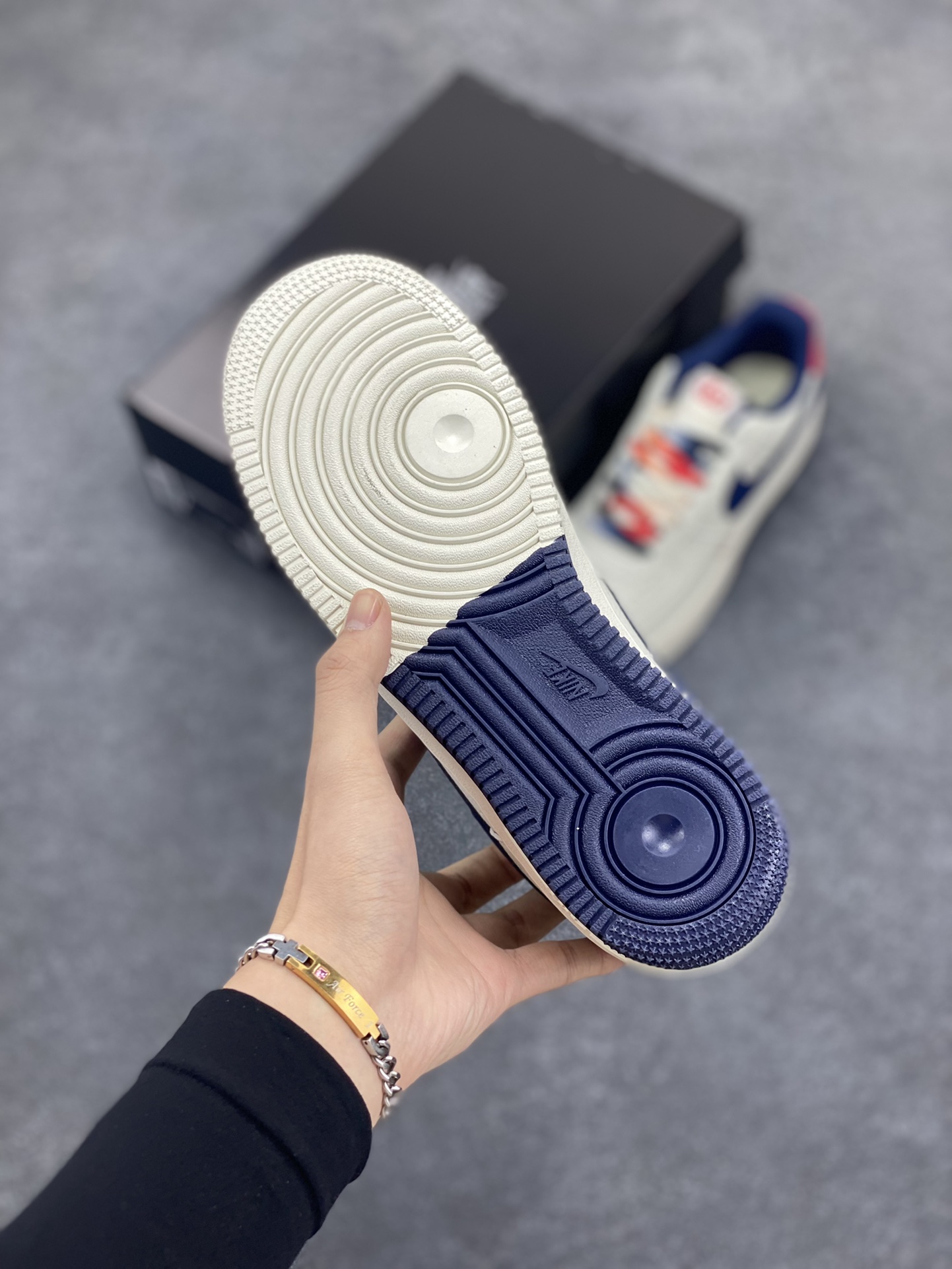 图片[5]-Nike Air Force 1 ’07 Low 空军一号低帮百搭休闲运动板鞋。柔软、弹性十足的缓震性能和出色的中底设计，横跨复古与现代的外型结合，造就出风靡全球三十多年的Force 1，直到今天还深受青睐 货号：FV8106-361 尺码：36 37.5 38 39 40 41 42 43 44 45-选品中心