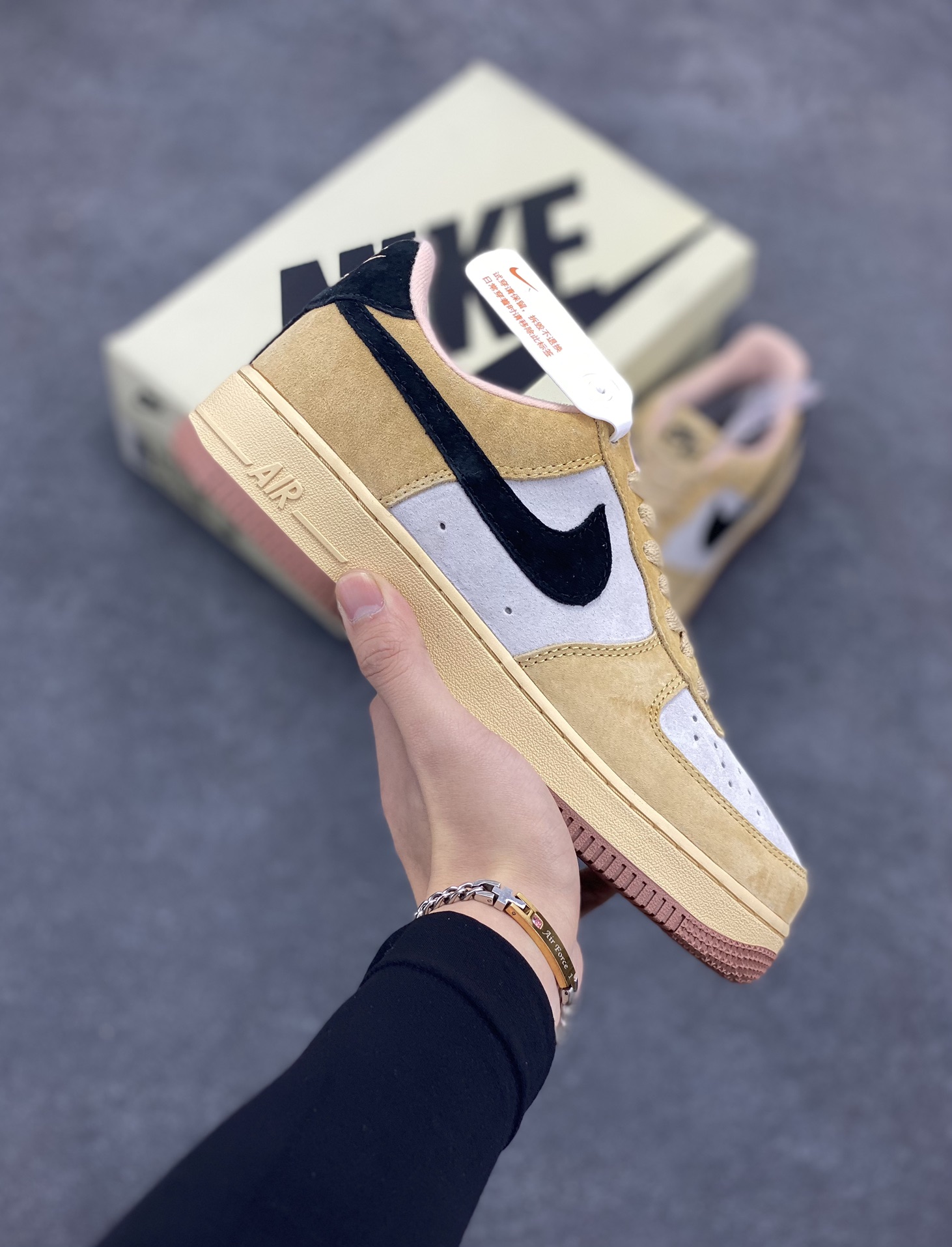 Nk Air Force 1\'07 Low “Ivory white”🐘 “象牙白”🐘空军一号低帮休闲板鞋  鞋款鞋身采用了纯色皮革打造 原楦头原纸板 打造纯正空军版型 专注外贸渠道 全掌内置蜂窝气垫 原厂中底钢印、拉帮完美  货号：FA2407-101 尺码：36 36.5 37.5 38 38.5 39 40 40.5 41 42 42.5 43 44 44.5 45-选品中心