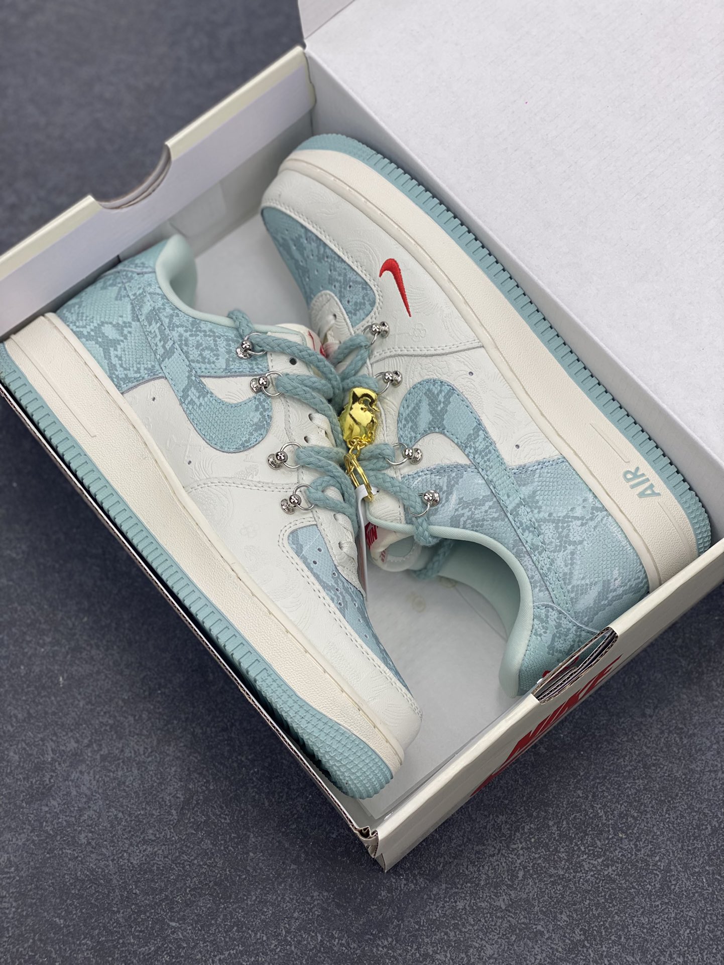 图片[9]-NIke Air Force 1 \’07 Low “青蛇抽绳”空军一号 低帮 运动鞋 休闲鞋 折边针车 工艺难度大 原楦头原纸板 原装鞋盒 定制五金配件 内置全掌气垫 原厂鞋底 货号：KK1988-023 尺码：36 36.5 37.5 38 38.5 39 40 40.5 41 42 42.5 43 44 44.5 45-选品中心