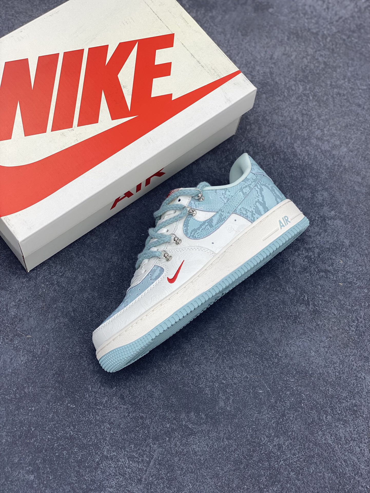 图片[7]-NIke Air Force 1 \’07 Low “青蛇抽绳”空军一号 低帮 运动鞋 休闲鞋 折边针车 工艺难度大 原楦头原纸板 原装鞋盒 定制五金配件 内置全掌气垫 原厂鞋底 货号：KK1988-023 尺码：36 36.5 37.5 38 38.5 39 40 40.5 41 42 42.5 43 44 44.5 45-选品中心