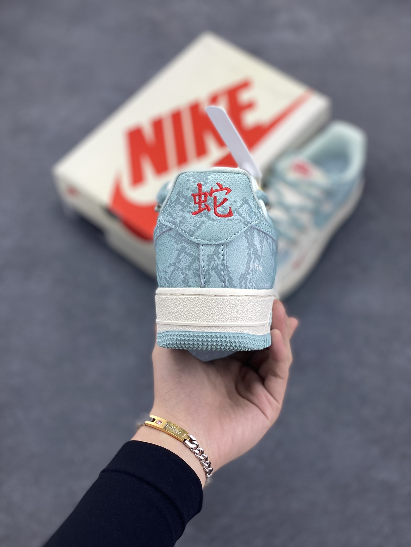 图片[4]-NIke Air Force 1 \’07 Low “青蛇抽绳”空军一号 低帮 运动鞋 休闲鞋 折边针车 工艺难度大 原楦头原纸板 原装鞋盒 定制五金配件 内置全掌气垫 原厂鞋底 货号：KK1988-023 尺码：36 36.5 37.5 38 38.5 39 40 40.5 41 42 42.5 43 44 44.5 45-选品中心