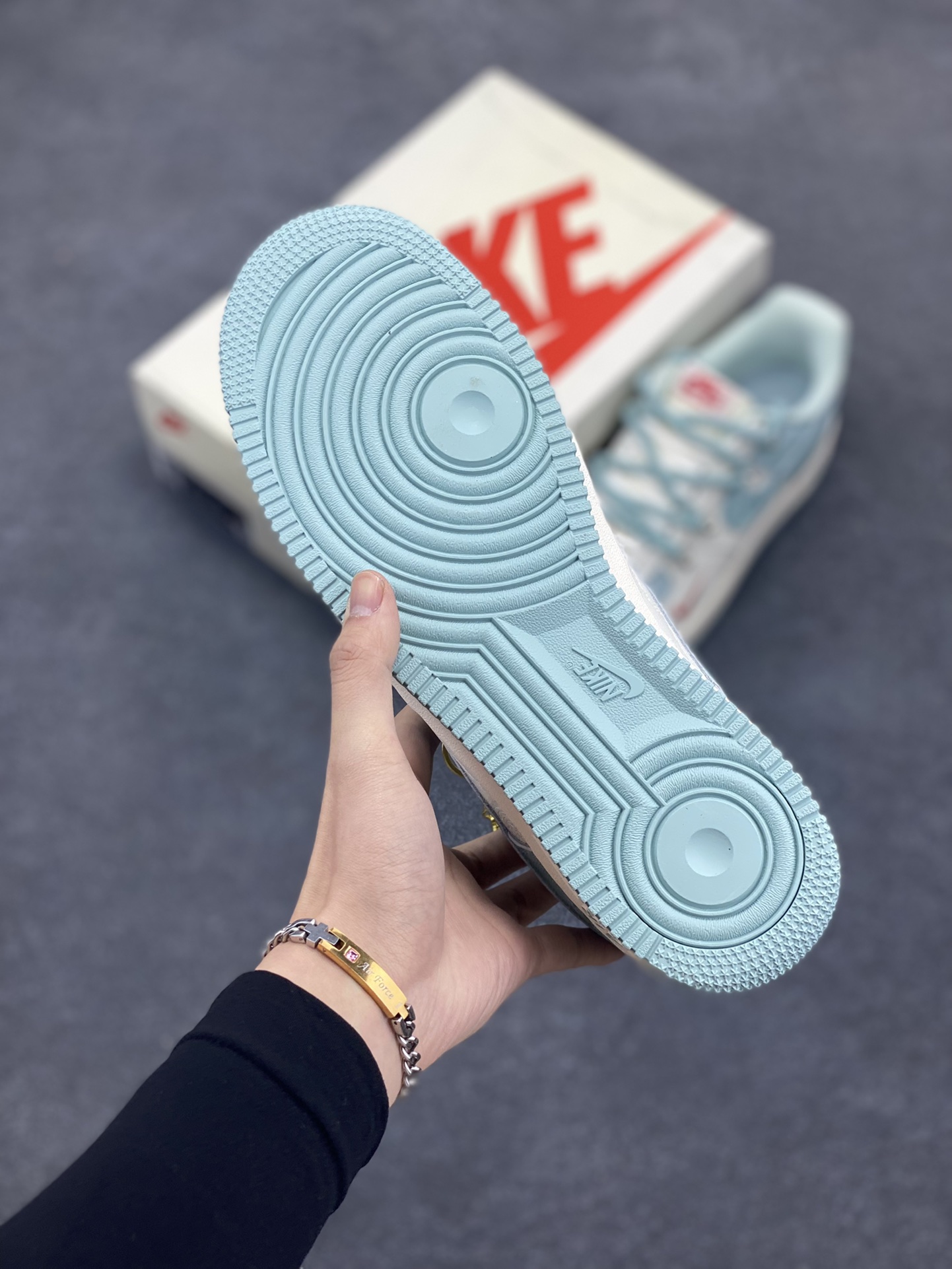 图片[5]-NIke Air Force 1 \’07 Low “青蛇抽绳”空军一号 低帮 运动鞋 休闲鞋 折边针车 工艺难度大 原楦头原纸板 原装鞋盒 定制五金配件 内置全掌气垫 原厂鞋底 货号：KK1988-023 尺码：36 36.5 37.5 38 38.5 39 40 40.5 41 42 42.5 43 44 44.5 45-选品中心