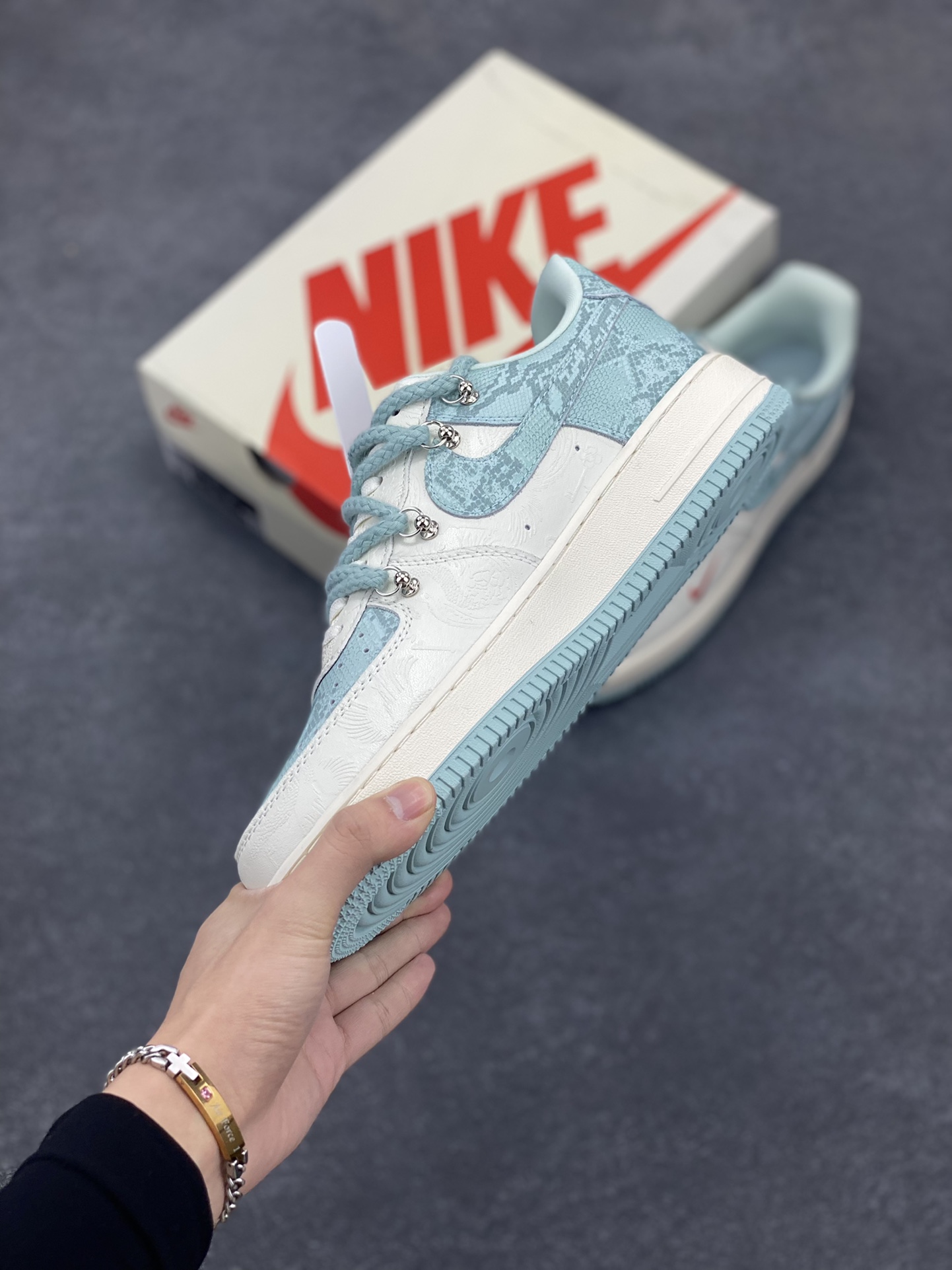 图片[3]-NIke Air Force 1 \’07 Low “青蛇抽绳”空军一号 低帮 运动鞋 休闲鞋 折边针车 工艺难度大 原楦头原纸板 原装鞋盒 定制五金配件 内置全掌气垫 原厂鞋底 货号：KK1988-023 尺码：36 36.5 37.5 38 38.5 39 40 40.5 41 42 42.5 43 44 44.5 45-选品中心