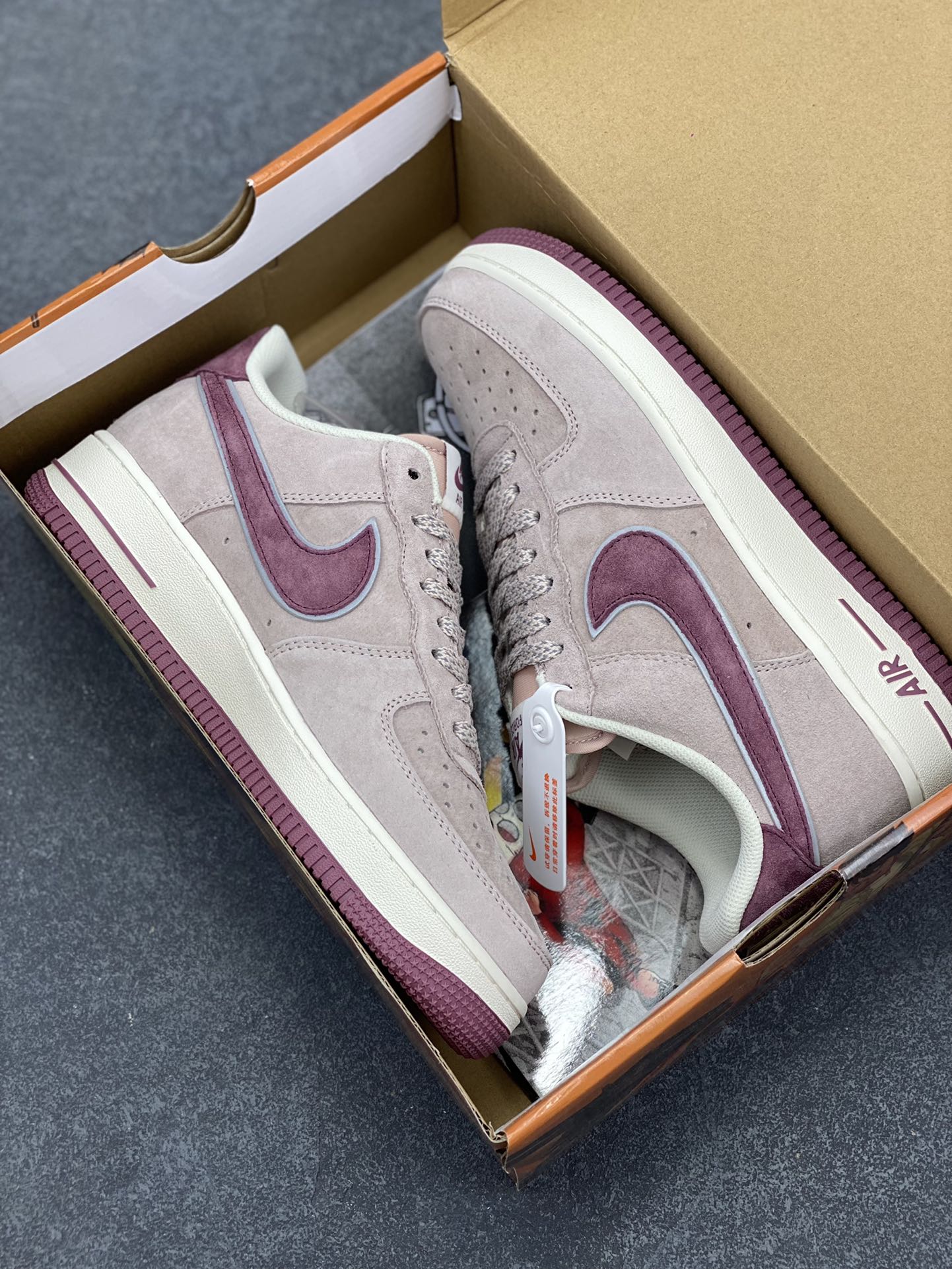 图片[9]-AKIRA×Nike Air Force 1 Low ’07 枣红 头成麂皮 满天星配色 空军一号低帮休闲板鞋 原厂麂皮 原楦原纸板 纯正版型 正品NFC感应芯片 高清洁度 内置全掌气垫 货号：KT0036-088 尺码：36 36.5 37.5 38 38.5 39 40 40.5 41 42 42.5 43 44 44.5 45-选品中心