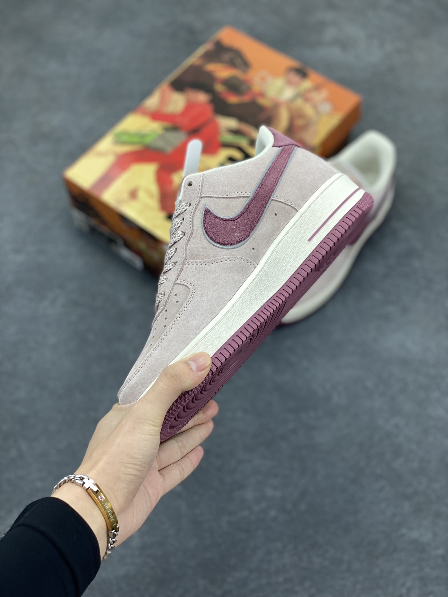 图片[3]-AKIRA×Nike Air Force 1 Low ’07 枣红 头成麂皮 满天星配色 空军一号低帮休闲板鞋 原厂麂皮 原楦原纸板 纯正版型 正品NFC感应芯片 高清洁度 内置全掌气垫 货号：KT0036-088 尺码：36 36.5 37.5 38 38.5 39 40 40.5 41 42 42.5 43 44 44.5 45-选品中心