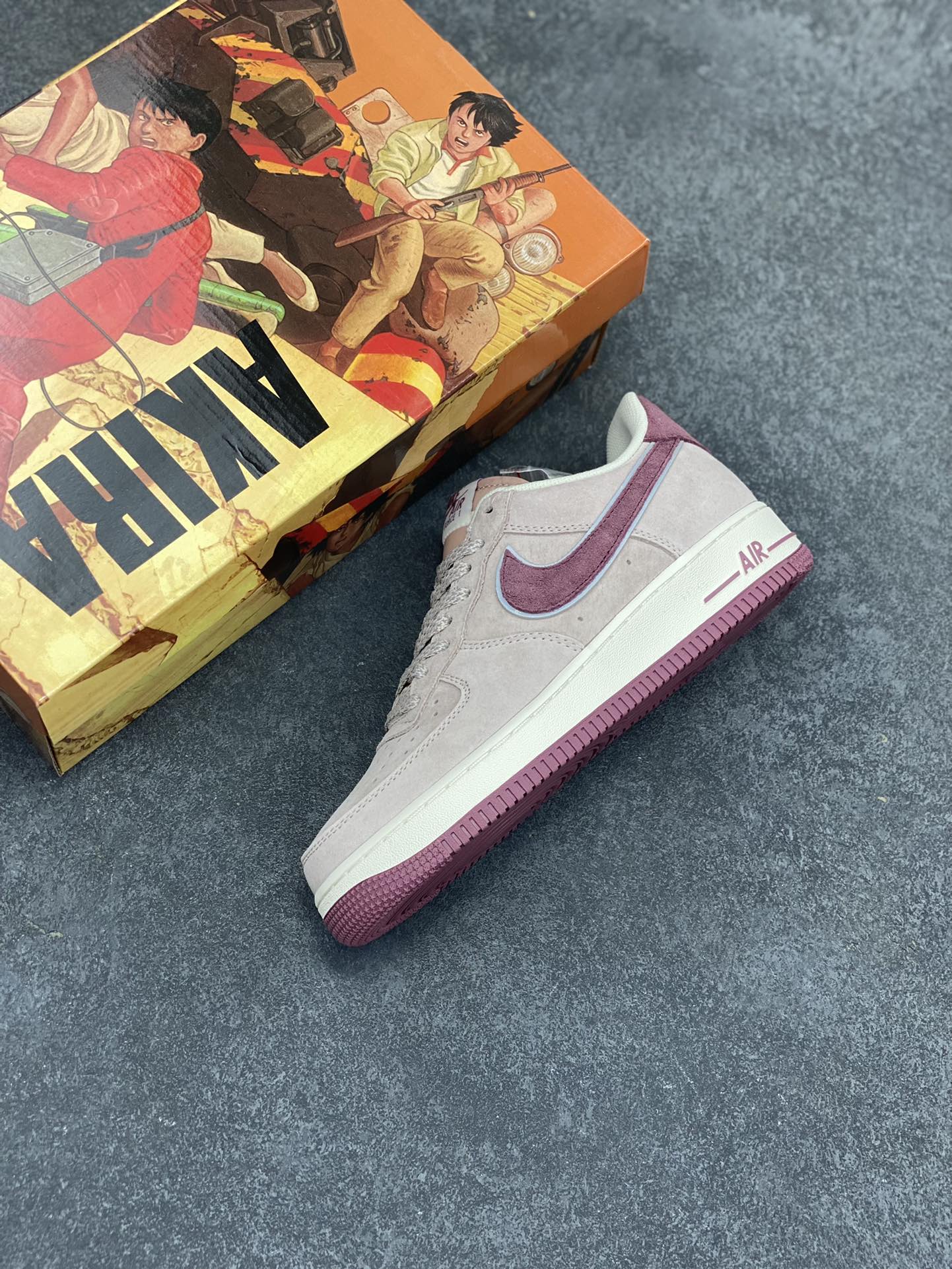 图片[7]-AKIRA×Nike Air Force 1 Low ’07 枣红 头成麂皮 满天星配色 空军一号低帮休闲板鞋 原厂麂皮 原楦原纸板 纯正版型 正品NFC感应芯片 高清洁度 内置全掌气垫 货号：KT0036-088 尺码：36 36.5 37.5 38 38.5 39 40 40.5 41 42 42.5 43 44 44.5 45-选品中心
