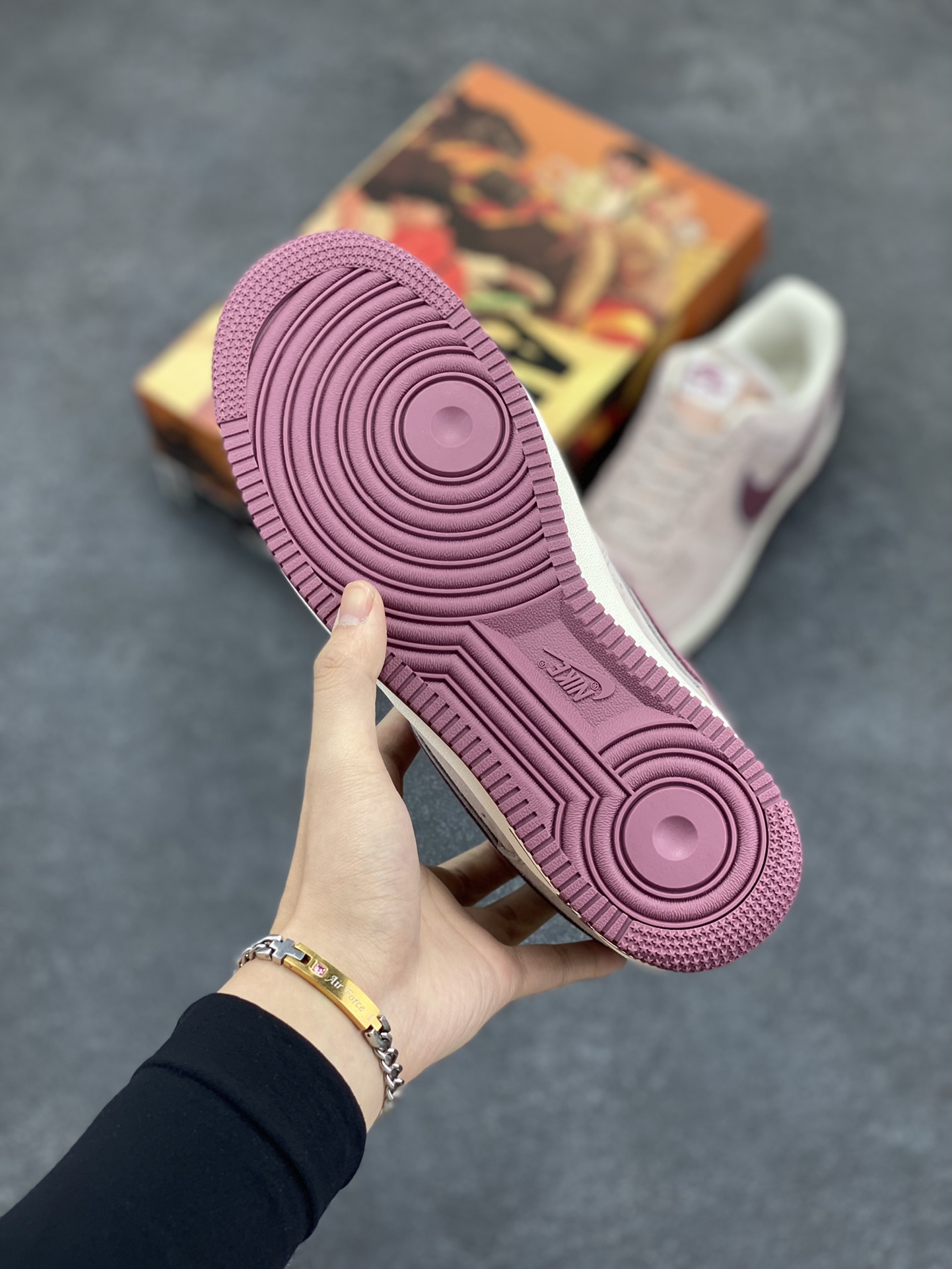 图片[5]-AKIRA×Nike Air Force 1 Low ’07 枣红 头成麂皮 满天星配色 空军一号低帮休闲板鞋 原厂麂皮 原楦原纸板 纯正版型 正品NFC感应芯片 高清洁度 内置全掌气垫 货号：KT0036-088 尺码：36 36.5 37.5 38 38.5 39 40 40.5 41 42 42.5 43 44 44.5 45-选品中心