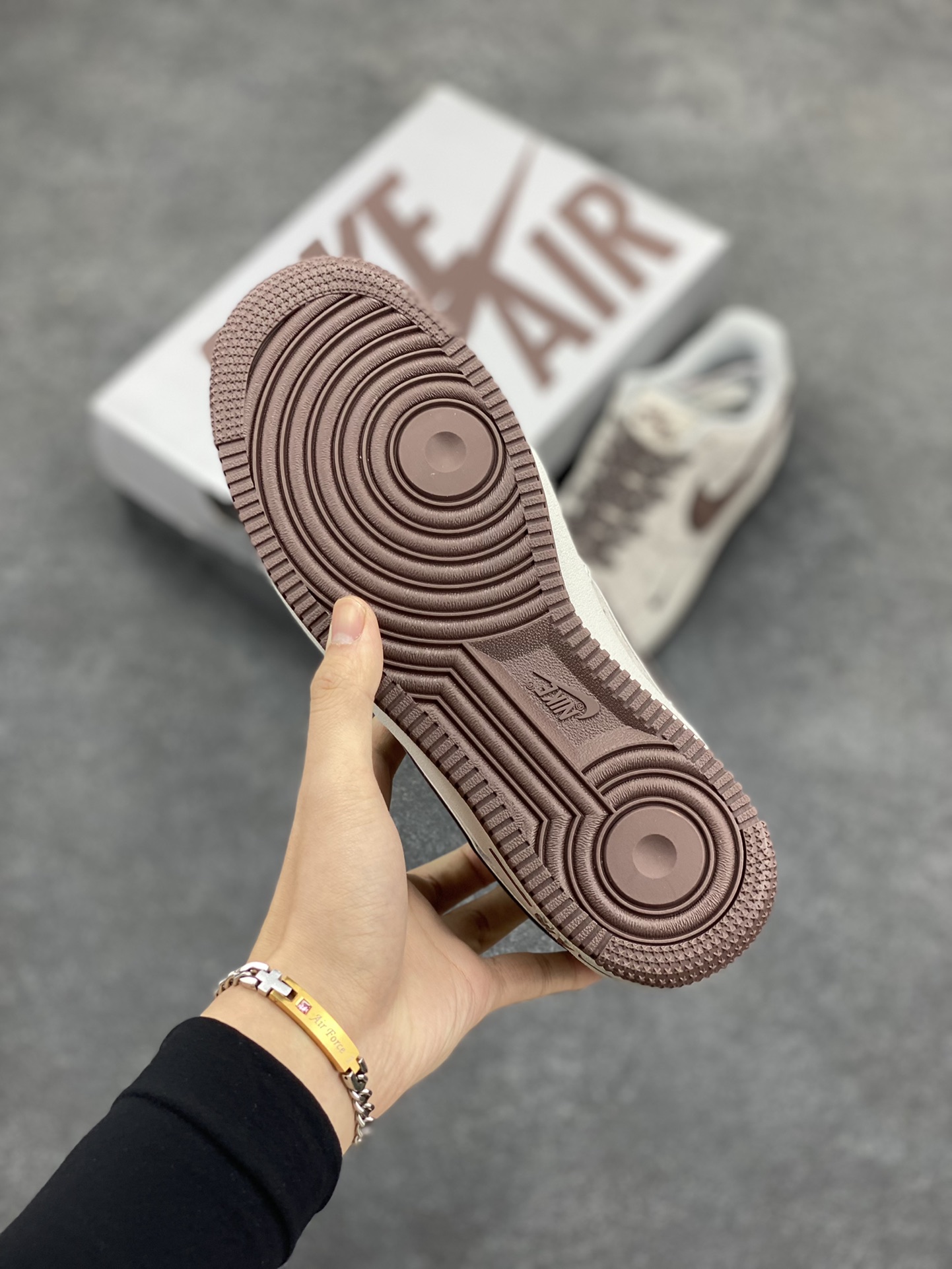 图片[5]-NIke Air Force 1 \’07 Low 麂皮红 卫冕冠军 小勾满天星空军一号中帮运动休闲板鞋 3M反光进口麂皮 原装鞋盒原楦头原纸板 内置全掌气垫 高清洁度 货号：WW5021-622 尺码：36 36.5 37.5 38 38.5 39 40 40.5 41 42 42.5 43 44 44.5 45-选品中心