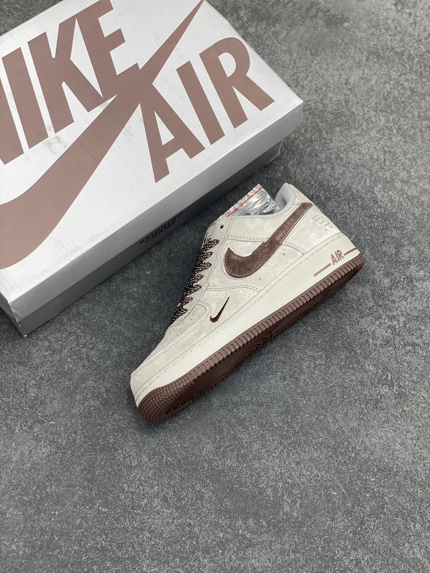 图片[7]-NIke Air Force 1 \’07 Low 麂皮红 卫冕冠军 小勾满天星空军一号中帮运动休闲板鞋 3M反光进口麂皮 原装鞋盒原楦头原纸板 内置全掌气垫 高清洁度 货号：WW5021-622 尺码：36 36.5 37.5 38 38.5 39 40 40.5 41 42 42.5 43 44 44.5 45-选品中心