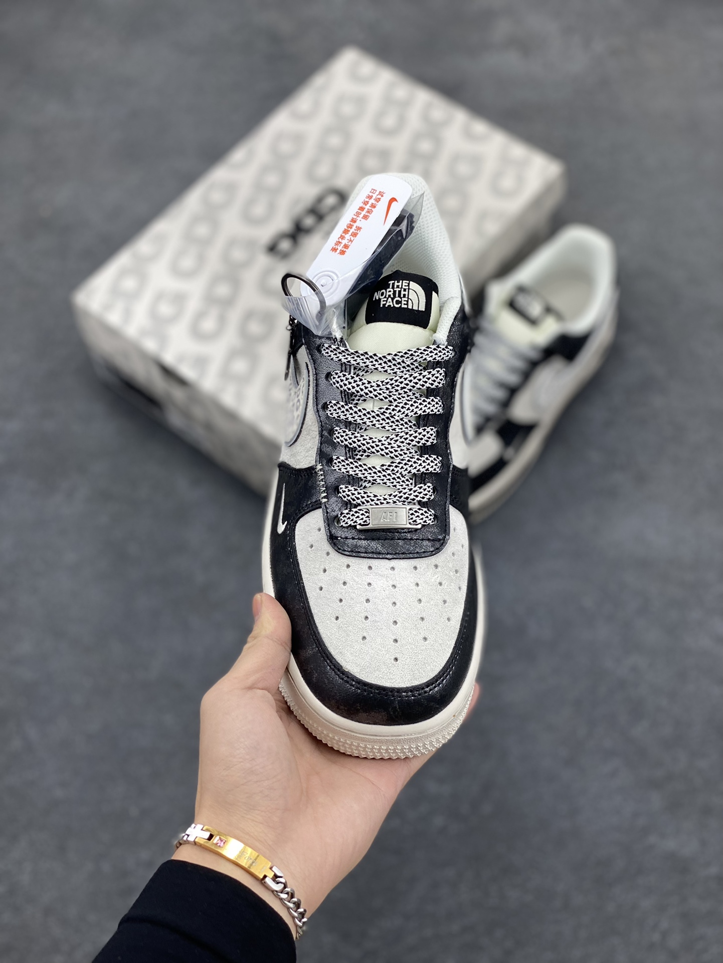 图片[2]-NIke Air Force 1 \’07 Low “北面联名–漆齐涂鸦”空军一号 低帮 运动鞋 休闲鞋 折边针车 工艺难度大 原楦头原纸板 原装鞋盒 定制五金配件 内置全掌气垫 原厂鞋底 货号：DM6688-008 尺码：36 36.5 37.5 38 38.5 39 40 40.5 41 42 42.5 43 44 44.5 45-选品中心