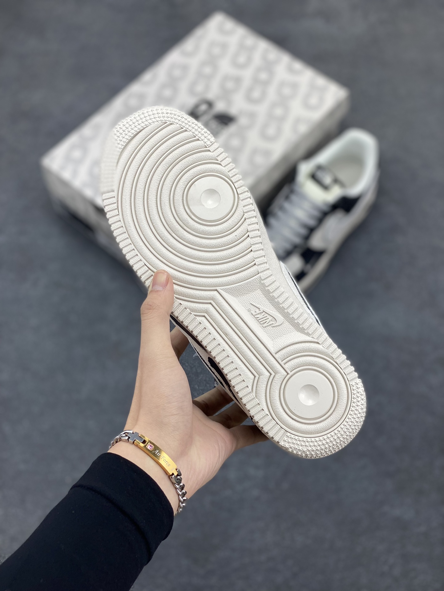 图片[5]-NIke Air Force 1 \’07 Low “北面联名–漆齐涂鸦”空军一号 低帮 运动鞋 休闲鞋 折边针车 工艺难度大 原楦头原纸板 原装鞋盒 定制五金配件 内置全掌气垫 原厂鞋底 货号：DM6688-008 尺码：36 36.5 37.5 38 38.5 39 40 40.5 41 42 42.5 43 44 44.5 45-选品中心