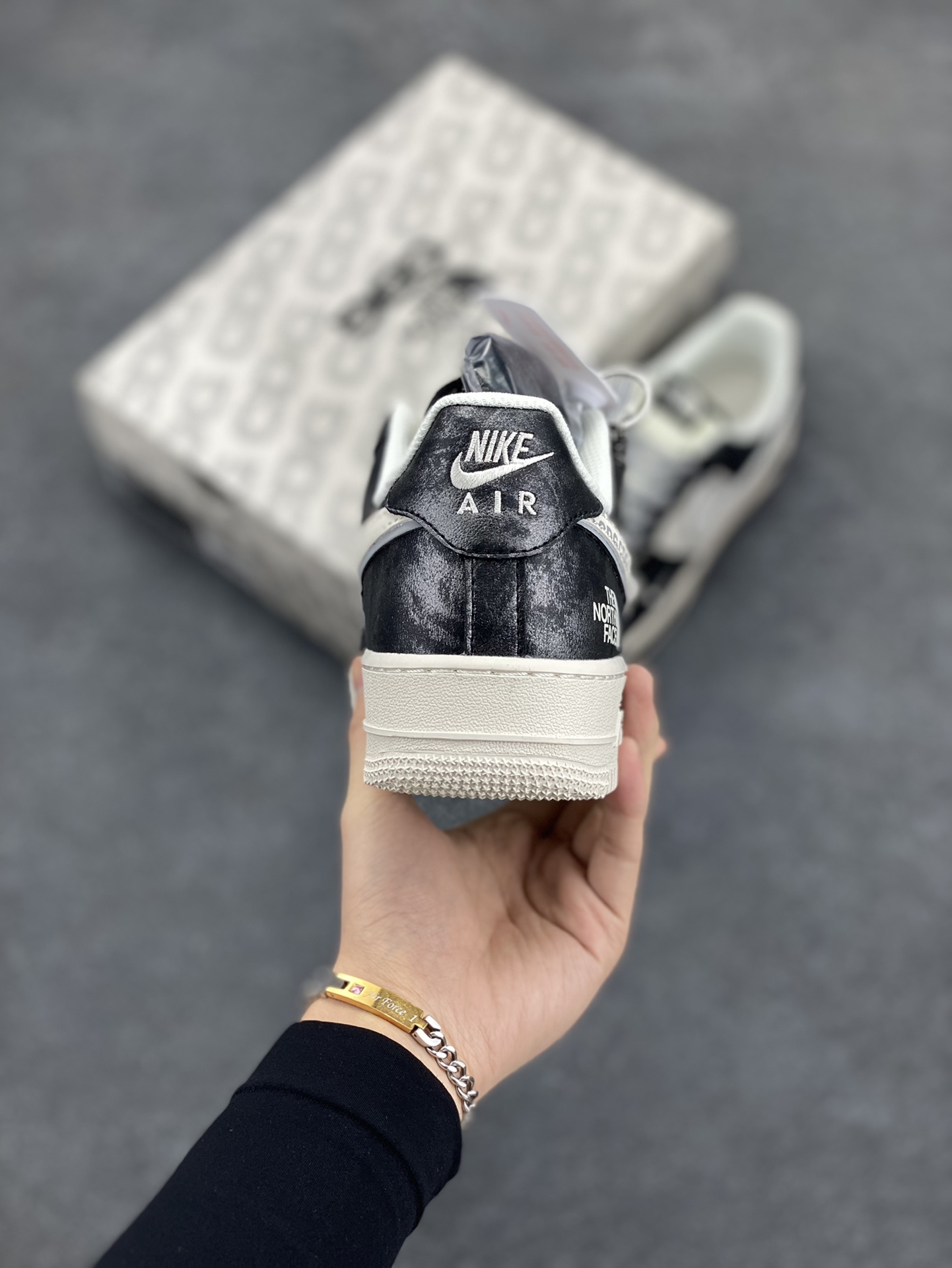 图片[4]-NIke Air Force 1 \’07 Low “北面联名–漆齐涂鸦”空军一号 低帮 运动鞋 休闲鞋 折边针车 工艺难度大 原楦头原纸板 原装鞋盒 定制五金配件 内置全掌气垫 原厂鞋底 货号：DM6688-008 尺码：36 36.5 37.5 38 38.5 39 40 40.5 41 42 42.5 43 44 44.5 45-选品中心