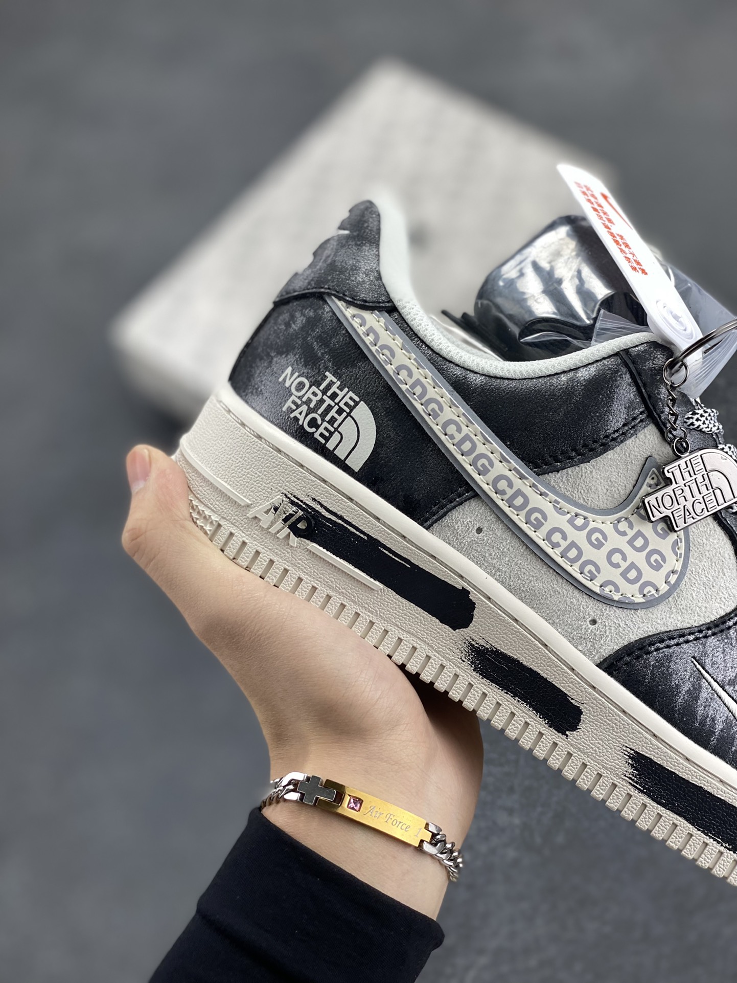 图片[6]-NIke Air Force 1 \’07 Low “北面联名–漆齐涂鸦”空军一号 低帮 运动鞋 休闲鞋 折边针车 工艺难度大 原楦头原纸板 原装鞋盒 定制五金配件 内置全掌气垫 原厂鞋底 货号：DM6688-008 尺码：36 36.5 37.5 38 38.5 39 40 40.5 41 42 42.5 43 44 44.5 45-选品中心