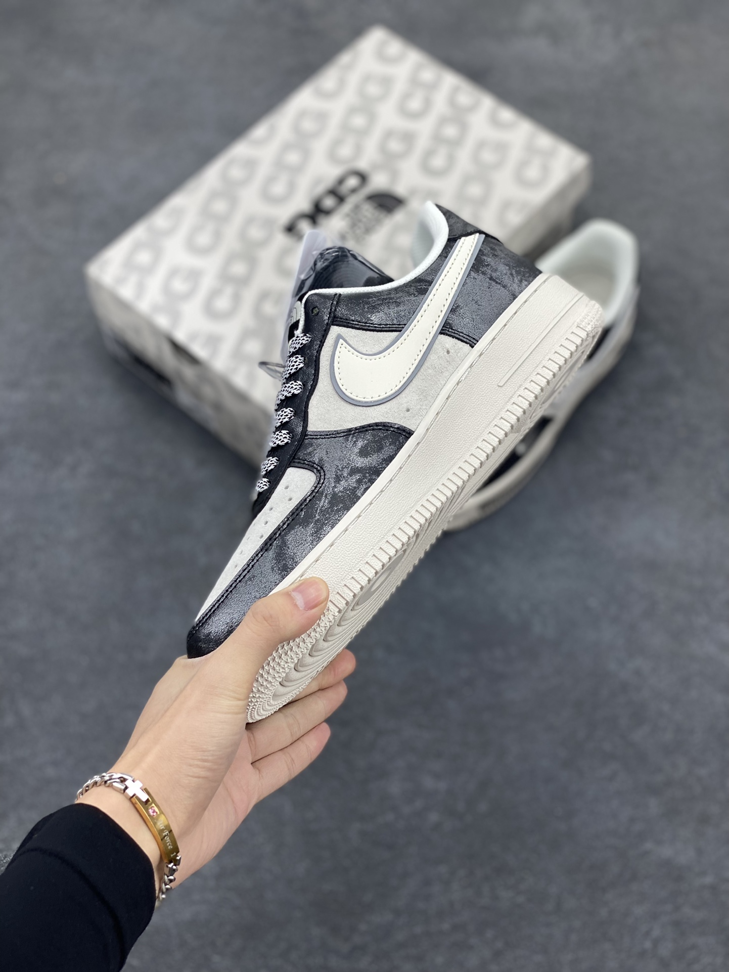 图片[3]-NIke Air Force 1 \’07 Low “北面联名–漆齐涂鸦”空军一号 低帮 运动鞋 休闲鞋 折边针车 工艺难度大 原楦头原纸板 原装鞋盒 定制五金配件 内置全掌气垫 原厂鞋底 货号：DM6688-008 尺码：36 36.5 37.5 38 38.5 39 40 40.5 41 42 42.5 43 44 44.5 45-选品中心